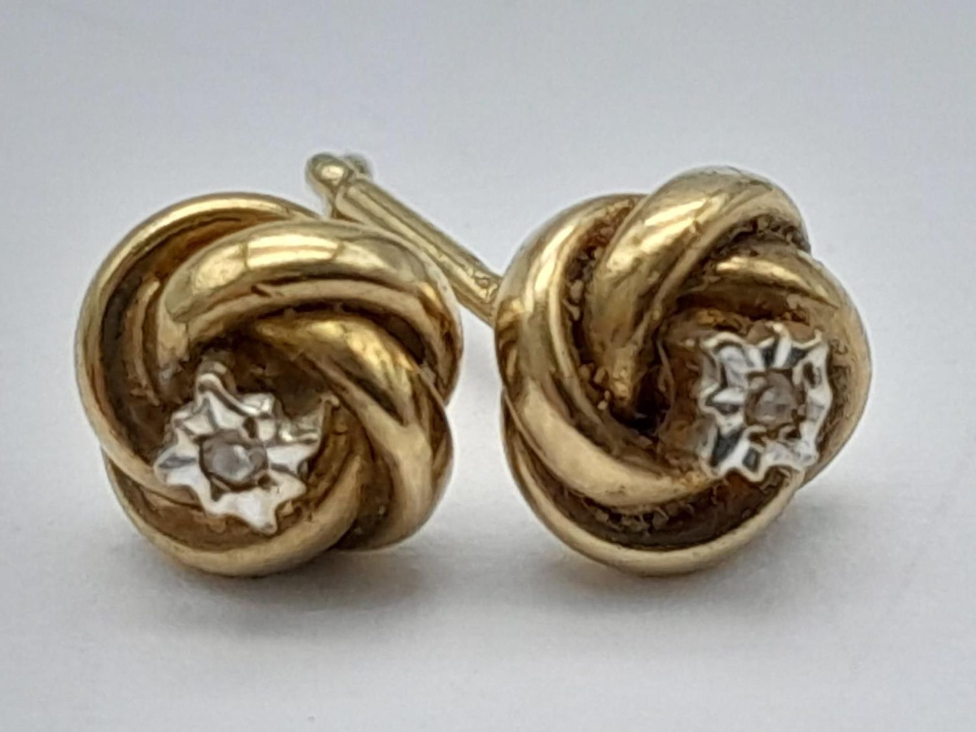 9K YELLOW GOLD DIAMOND SET KNOT STUD EARRINGS WEIGHT: 1.1G