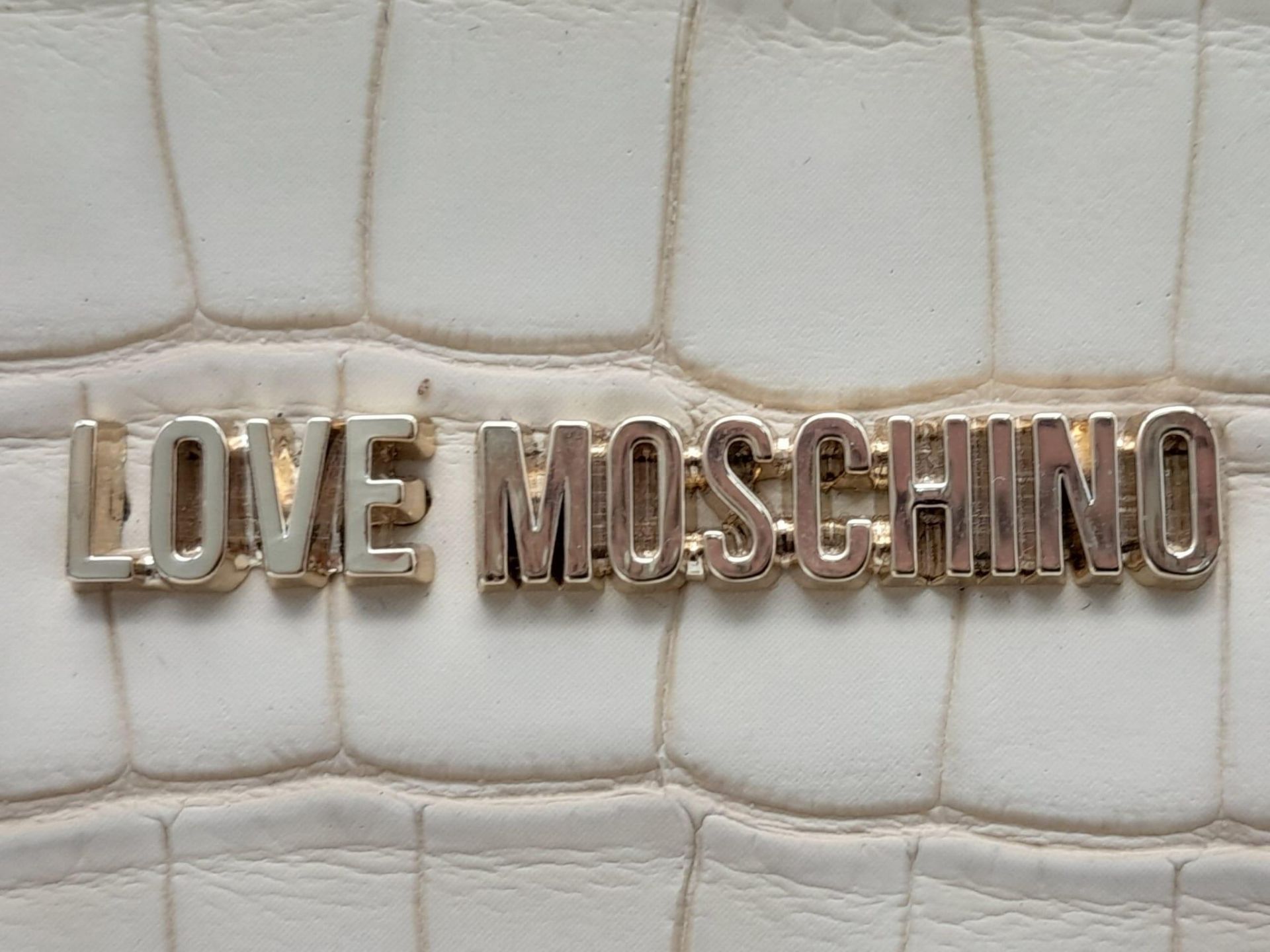 A Light Beige Croco Print Faux MOSCHINO Leather Bag. Come with 2 leather and golden-tone chain - Image 2 of 7