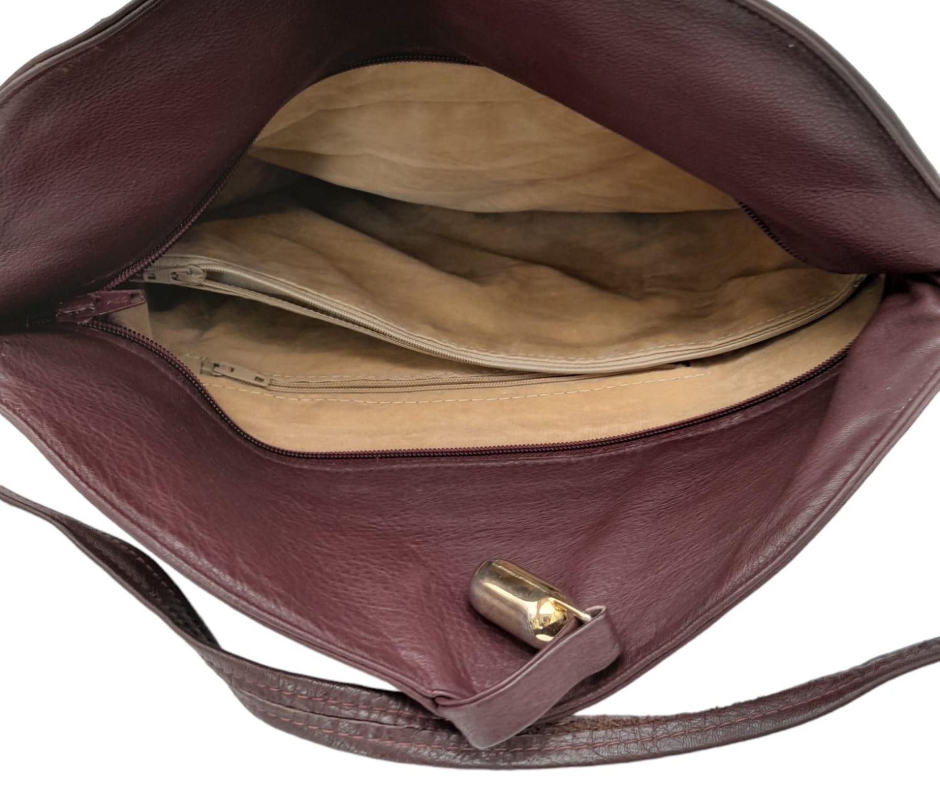 A Vintage Burgundy Leather Handbag. Burgundy leather with large exterior pocket. Gilded touches. - Image 5 of 9