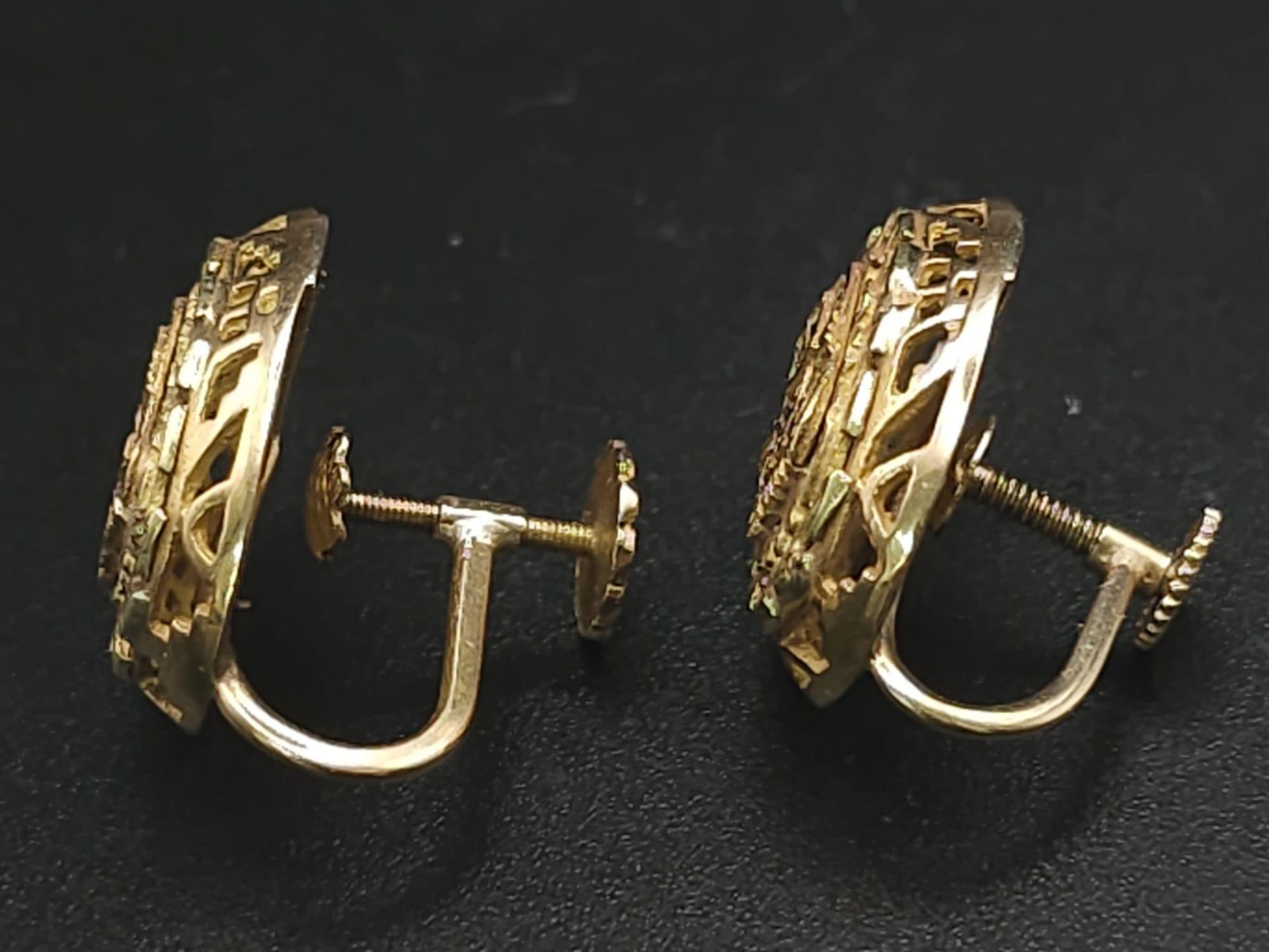 A Pair of 14K Yellow Gold Decorative Indian Earrings. Filigree and pierced decoration. Screw - Image 15 of 17