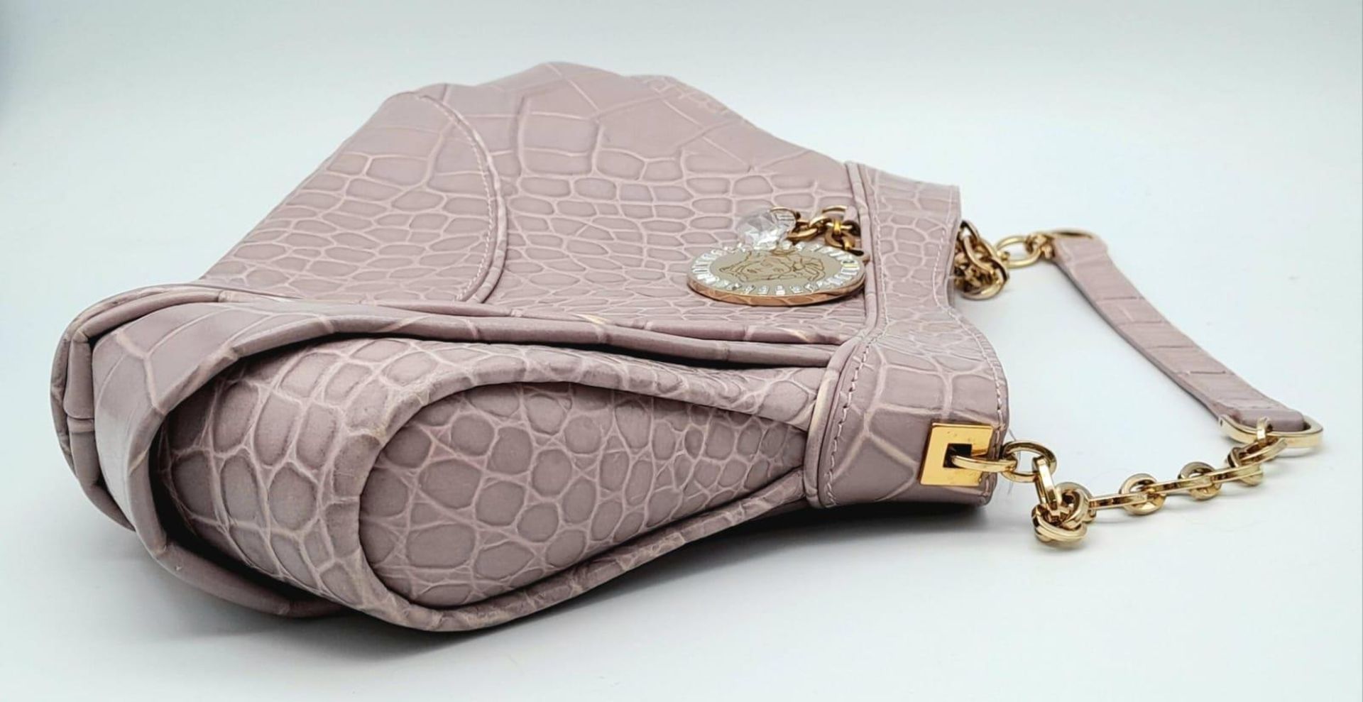 A VERSACE OLD ROSE CROC EMBOSSED LEATHER SHOULDER BAG. GOLD TONE HARDWARE INCLUDING VERSACE CHARM - Image 4 of 15