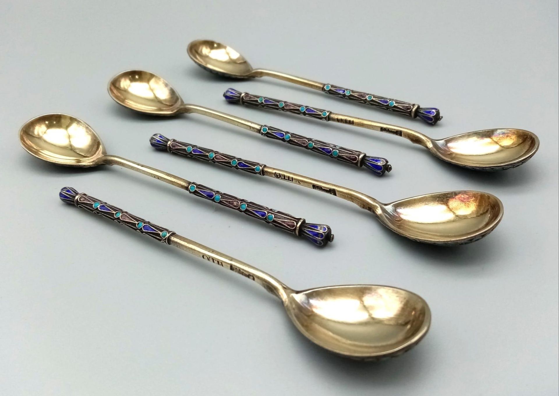 Six silver gilt Russian cloisonné enamel decorated teaspoons with original case. A beautiful set - Bild 4 aus 10