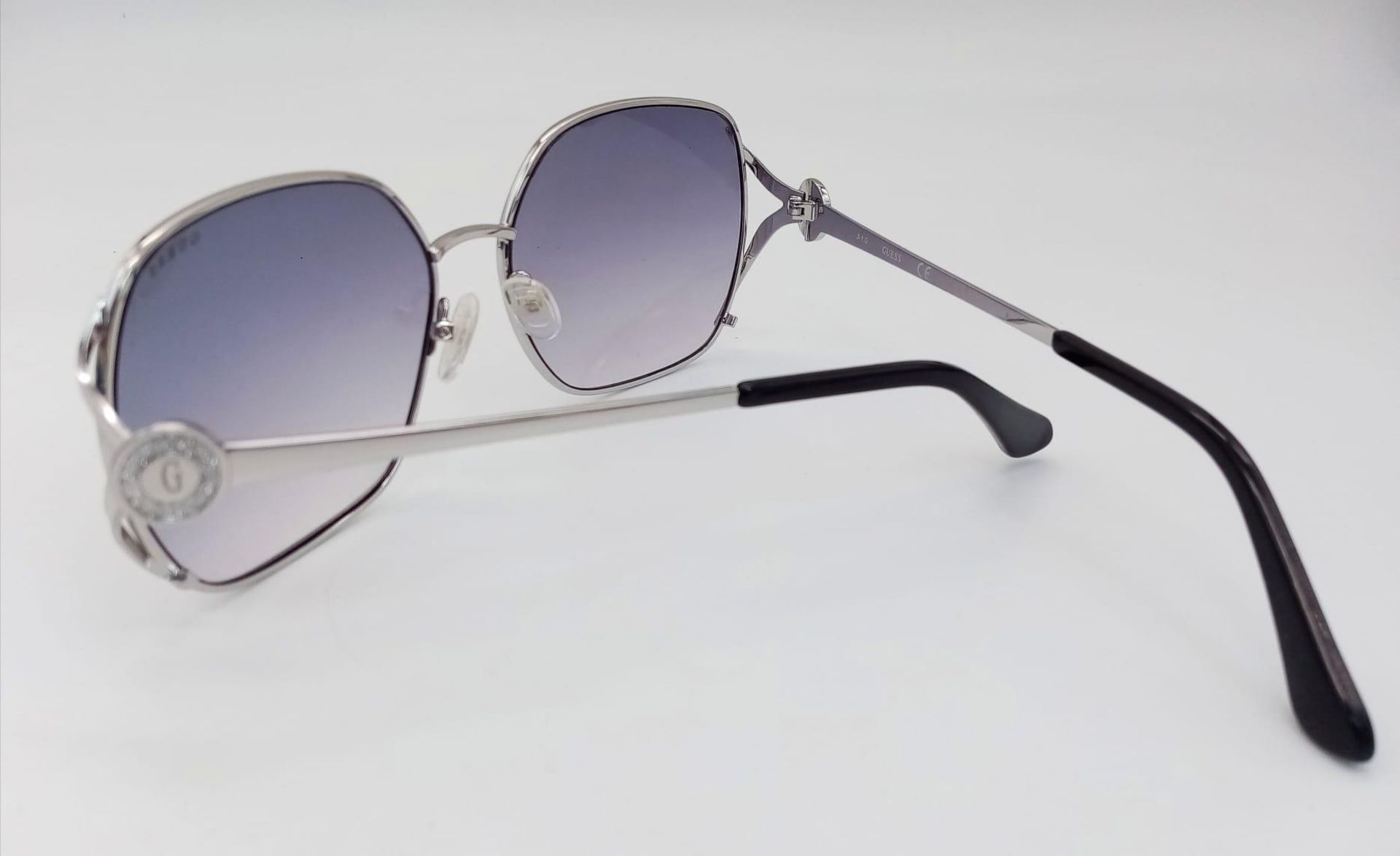 A Pair of Guess Sunglasses. Ref: 13602 - Image 2 of 5