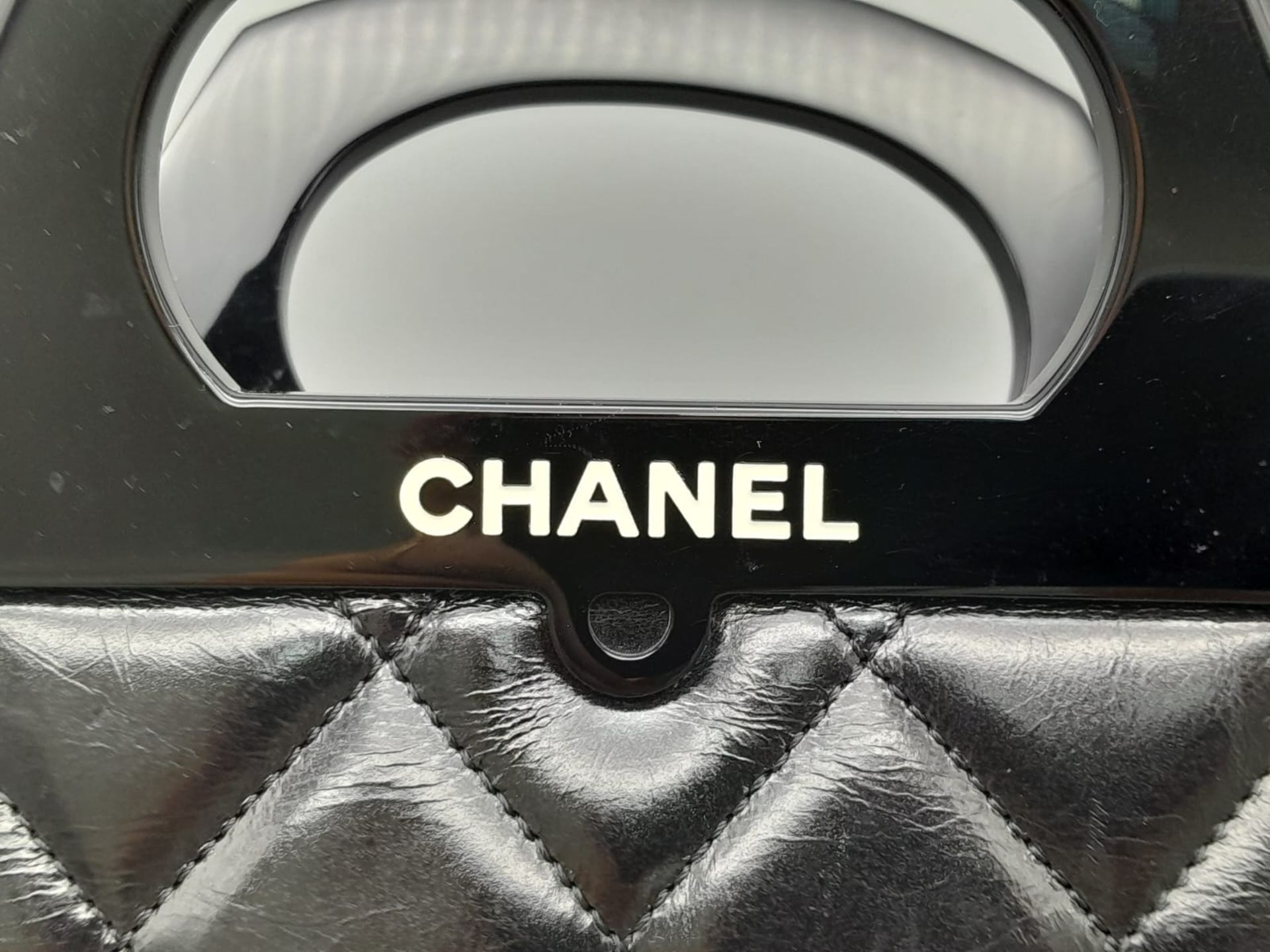 A CHANEL CC DELIVERY TOTE BAG. EXTERIOR SLIP POCKET, 2X INTERIOR SLIP POCKETS, ONE INTERIOR ZIP - Image 2 of 7