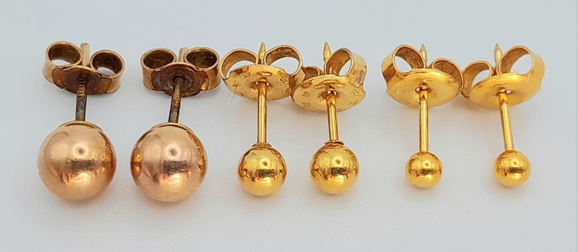 Three Pairs of 9K Yellow Gold Ball Stud Earrings. 2.34g total weight. - Bild 2 aus 3