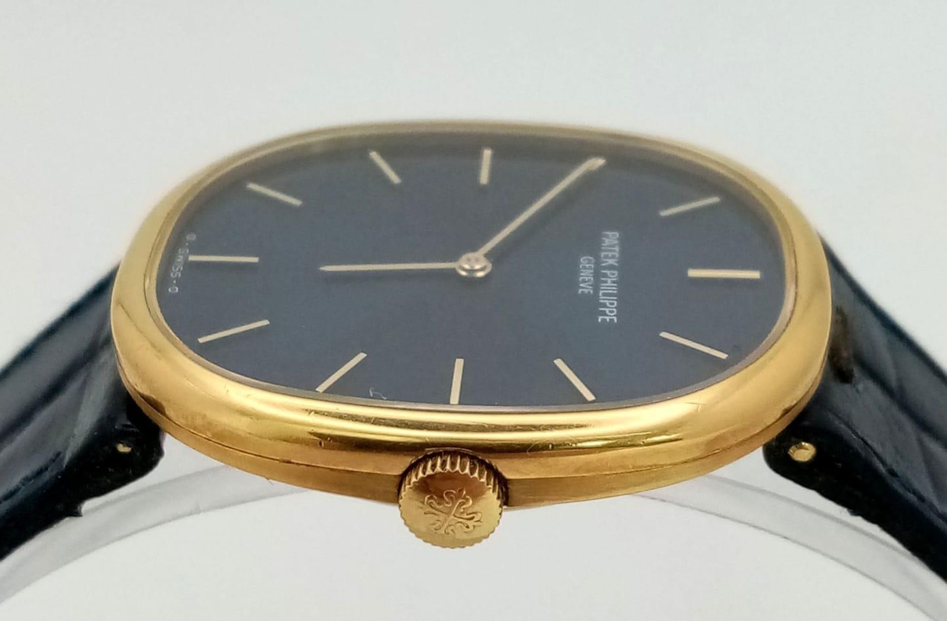 A PATEK PHILIPPE 18K GOLD LADIES WATCH ON ORIGINAL BLUE LEATHER STRAP THAT MATCHES THE STUNNING BLUE - Bild 4 aus 7