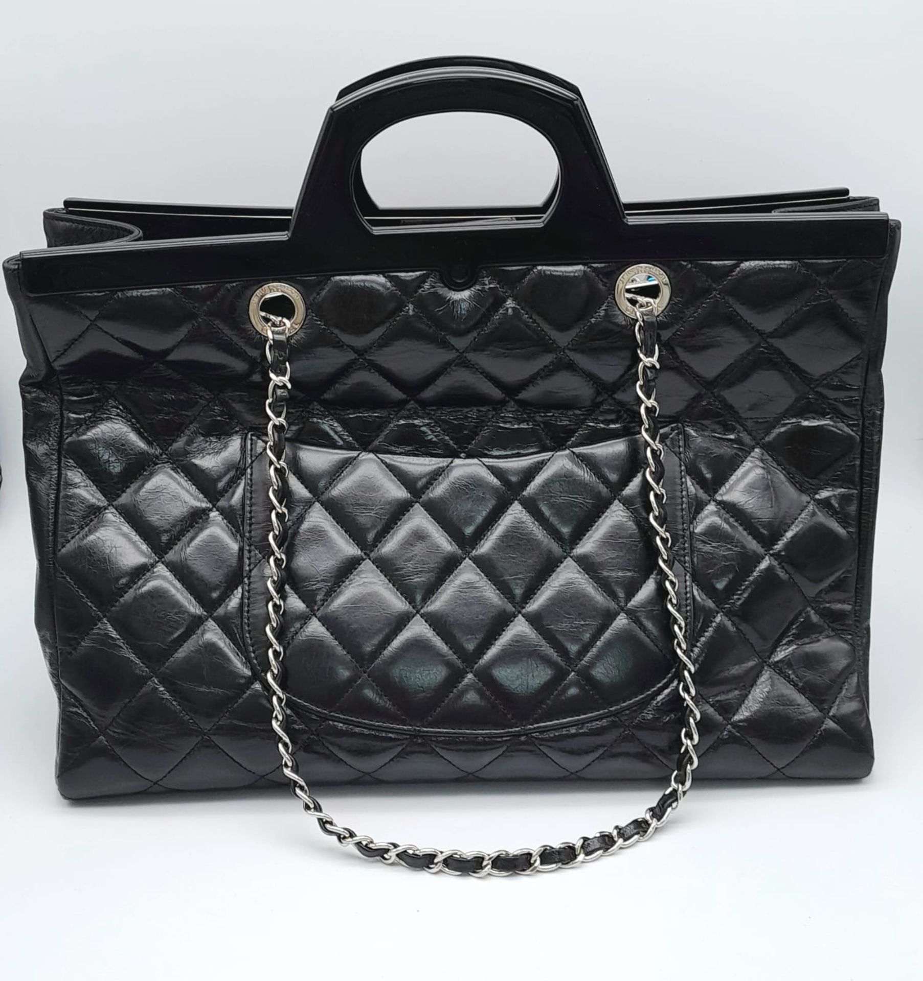 A CHANEL CC DELIVERY TOTE BAG. EXTERIOR SLIP POCKET, 2X INTERIOR SLIP POCKETS, ONE INTERIOR ZIP - Image 4 of 7