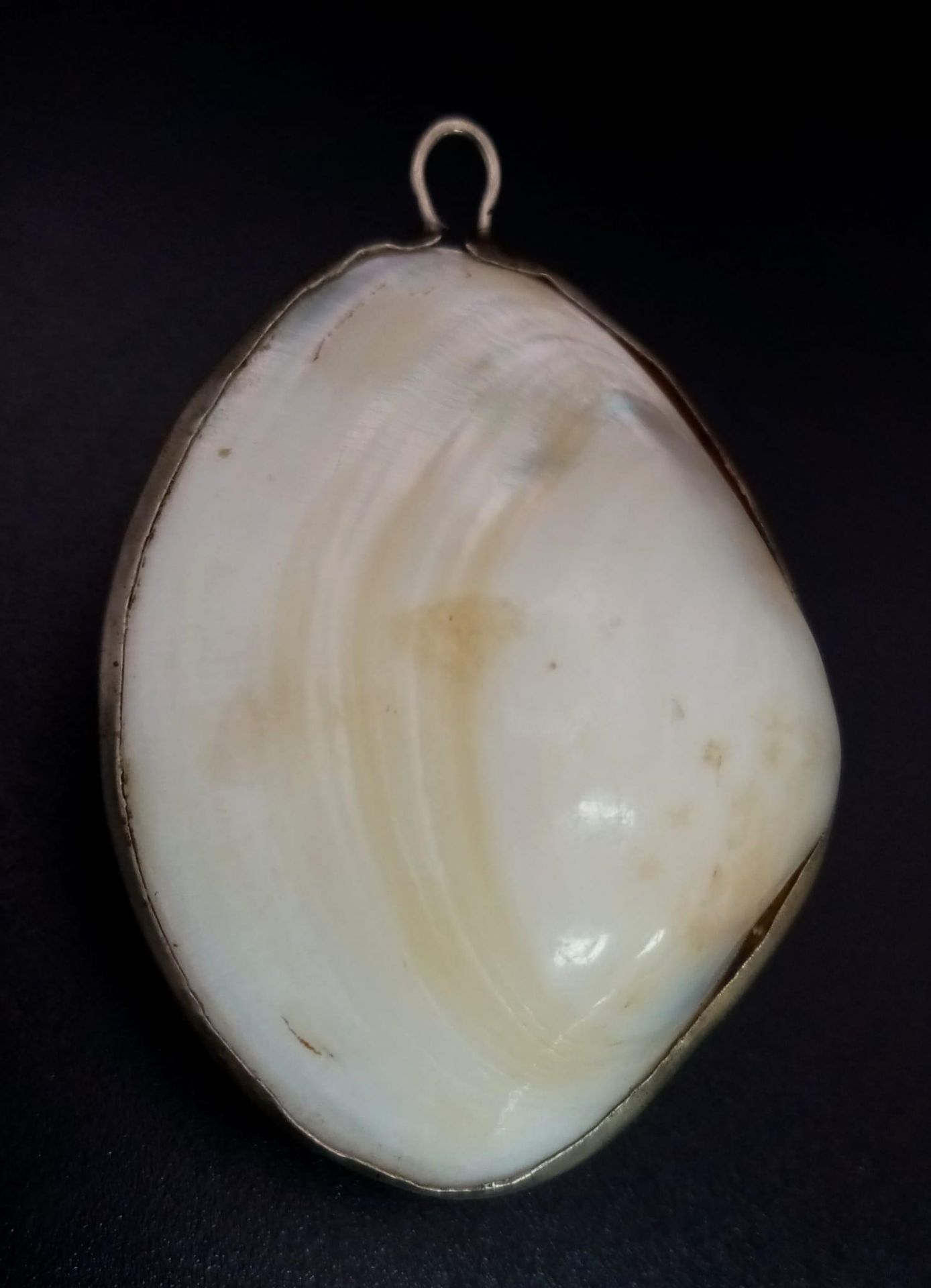 A rare, antique, probably Victorian, pill box pendant made of mother of pearl and silver. - Bild 3 aus 3