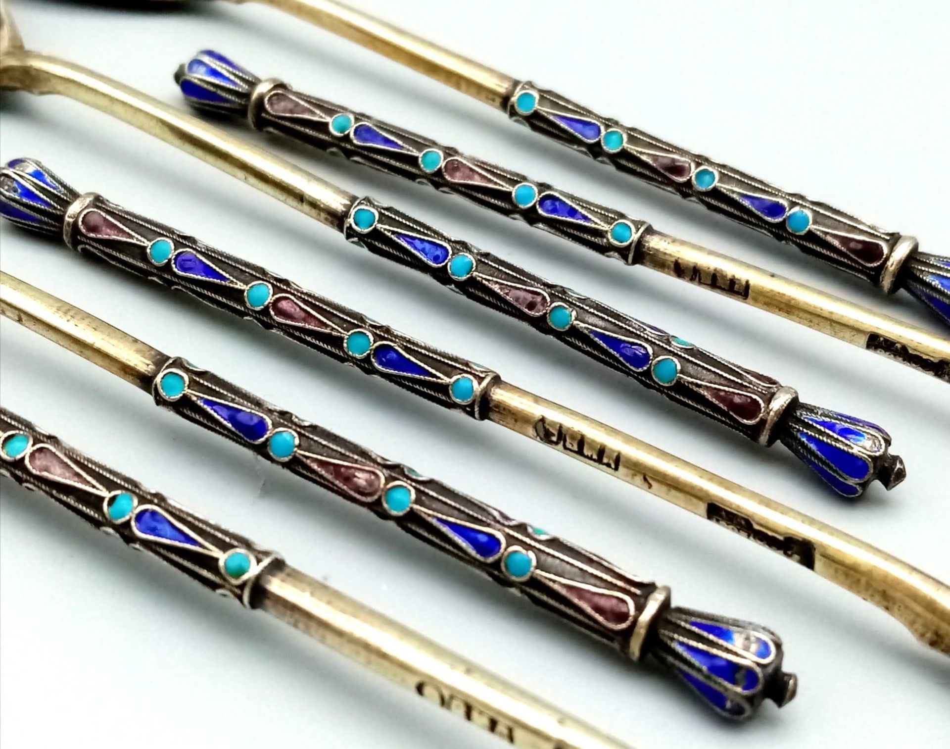 Six silver gilt Russian cloisonné enamel decorated teaspoons with original case. A beautiful set - Bild 6 aus 10