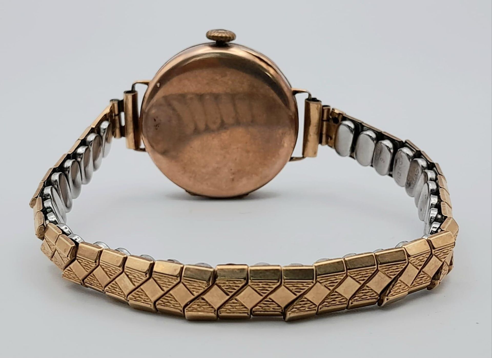 A Vintage 9K Gold Ladies Watch. Expandable gilded bracelet. 9K gold case - 26mm. Gilded dial with - Image 3 of 4