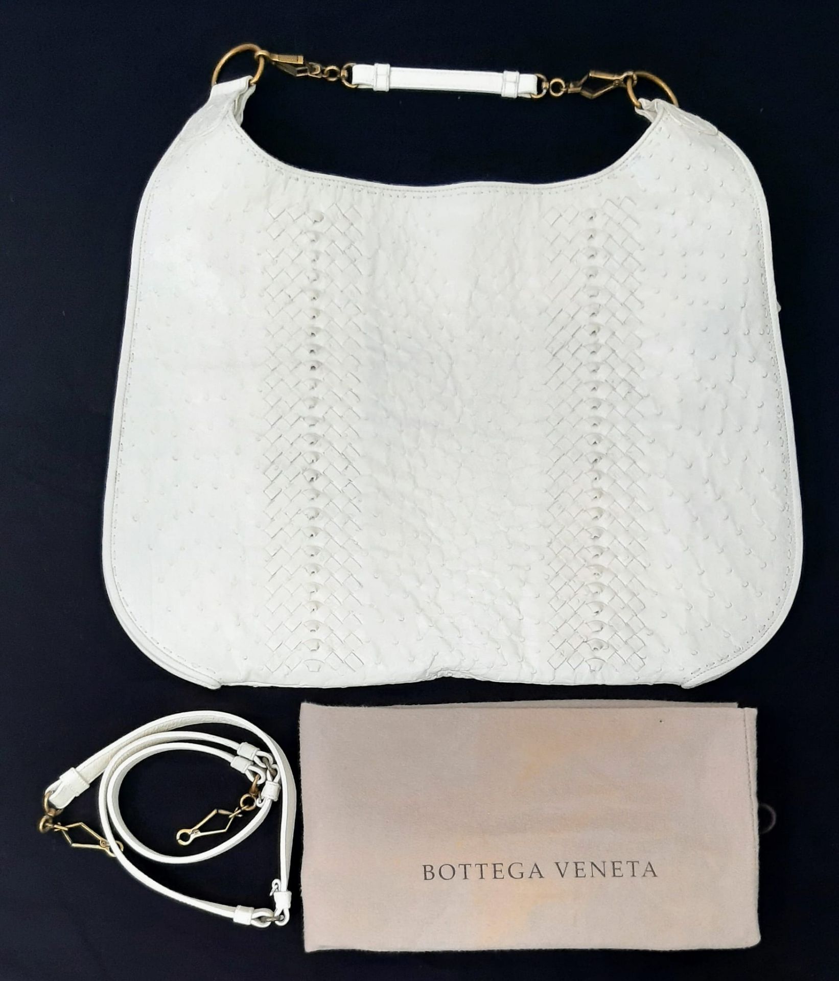 A BOTTEGA VENETTA CREAM TOTE BAG. GOLD TONE METAL HARDWARE, TOP ZIP LEADING TO INTERIOR POCKET AND