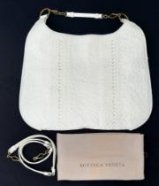 A BOTTEGA VENETTA CREAM TOTE BAG. GOLD TONE METAL HARDWARE, TOP ZIP LEADING TO INTERIOR POCKET AND