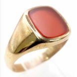 A 9K Yellow Gold Carnelian Signet Ring. Size R. 5.55g total weight.