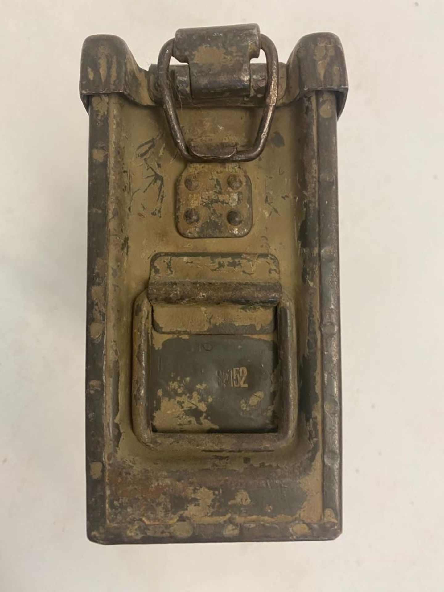 A WW1 German MG08 Ammo Tin with its Original Paint. One end is marked sp152. Ref: ML257 - Image 3 of 5