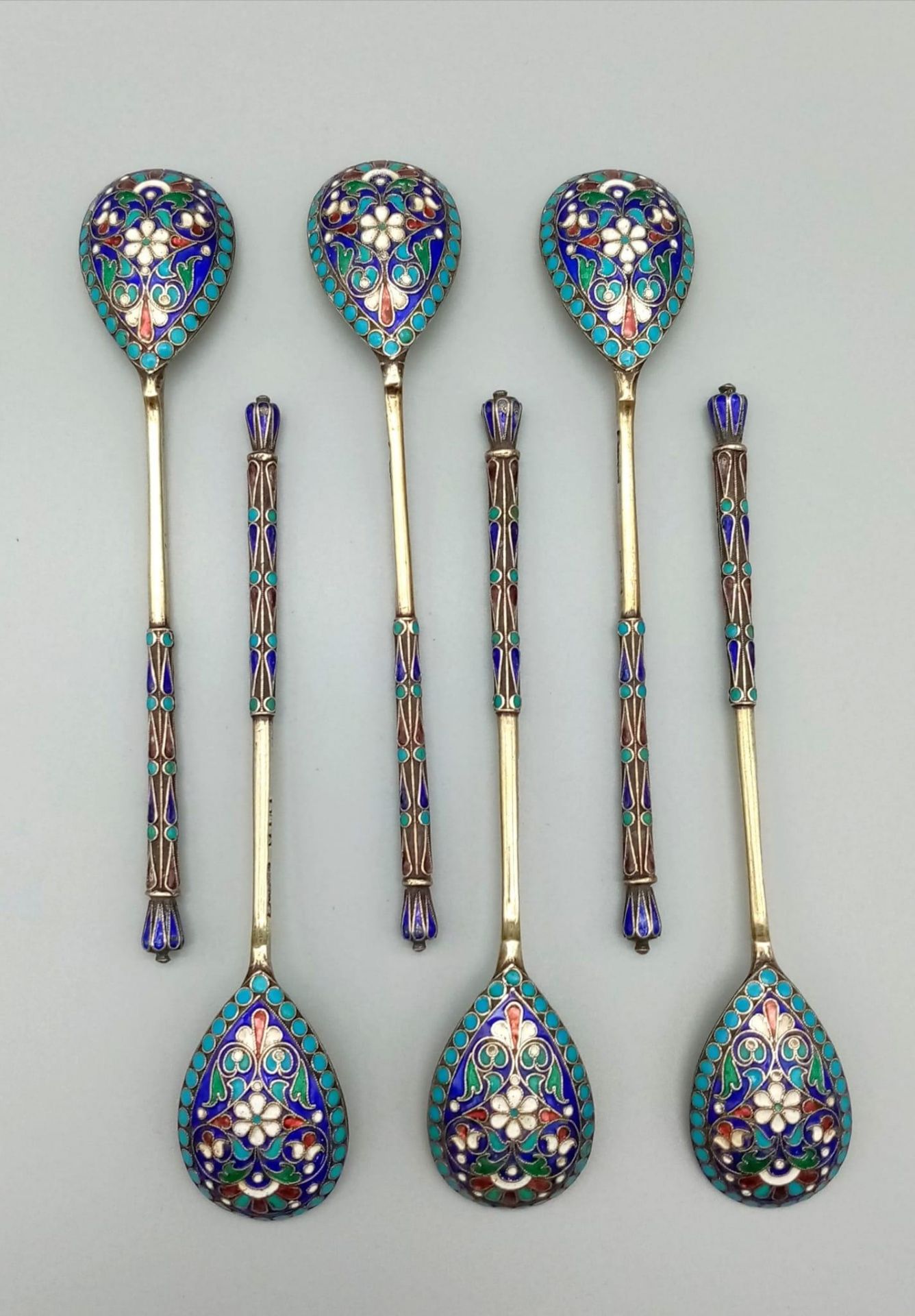 Six silver gilt Russian cloisonné enamel decorated teaspoons with original case. A beautiful set - Bild 3 aus 10