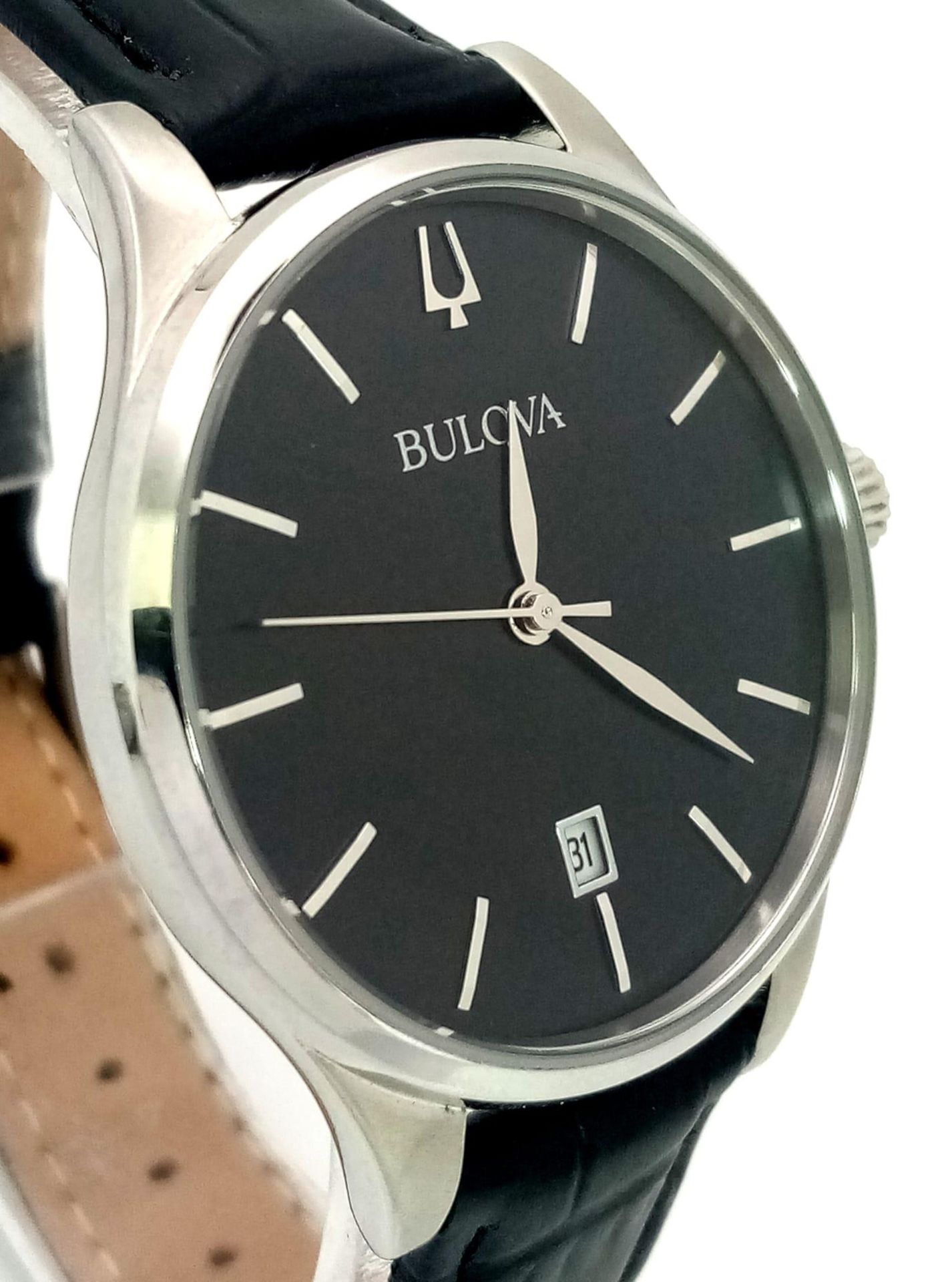 A Classic Bulova Quartz Unisex Watch. Black leather strap. Stainless steel case - 36mm. Black dial - Image 3 of 6