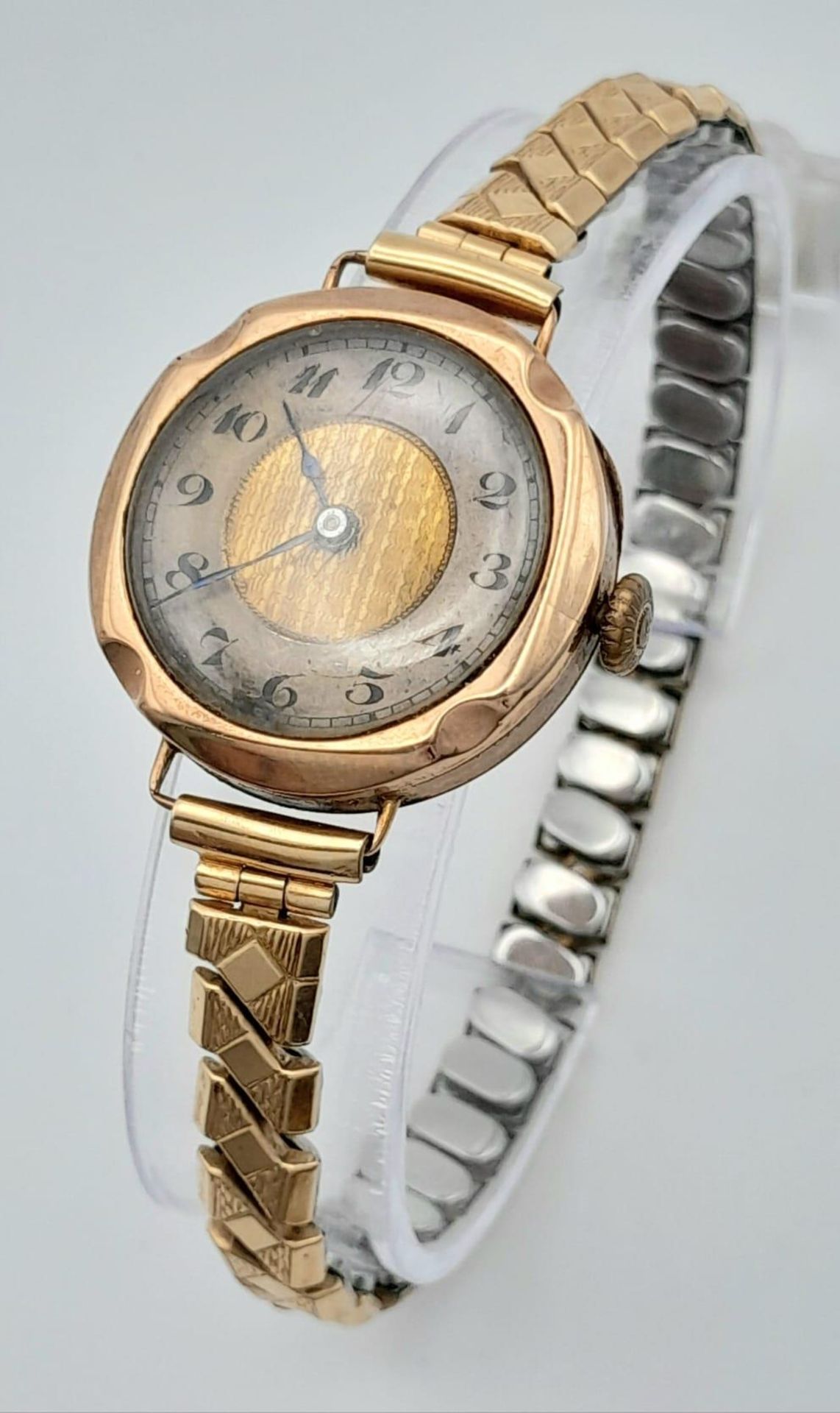 A Vintage 9K Gold Ladies Watch. Expandable gilded bracelet. 9K gold case - 26mm. Gilded dial with