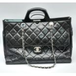 A CHANEL CC DELIVERY TOTE BAG. EXTERIOR SLIP POCKET, 2X INTERIOR SLIP POCKETS, ONE INTERIOR ZIP