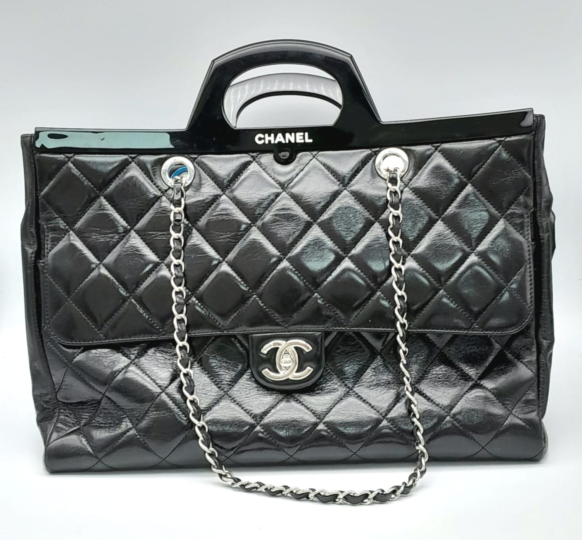 A CHANEL CC DELIVERY TOTE BAG. EXTERIOR SLIP POCKET, 2X INTERIOR SLIP POCKETS, ONE INTERIOR ZIP