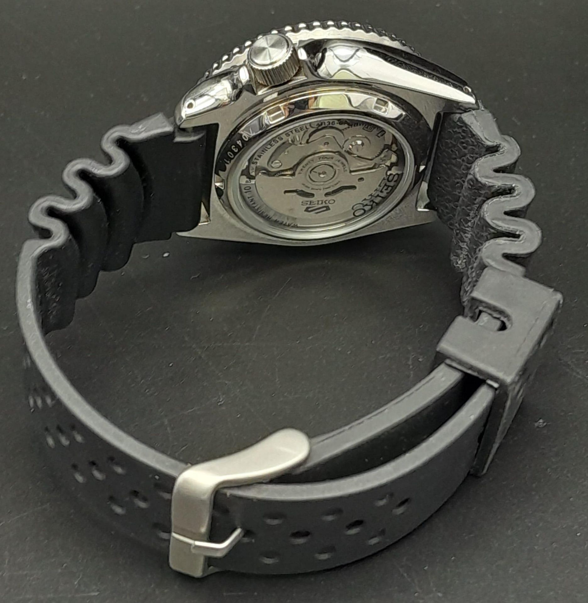 A Vintage Seiko Automatic Gents Watch. Black rubber strap. Stainless steel case with movable bezel - - Image 5 of 11