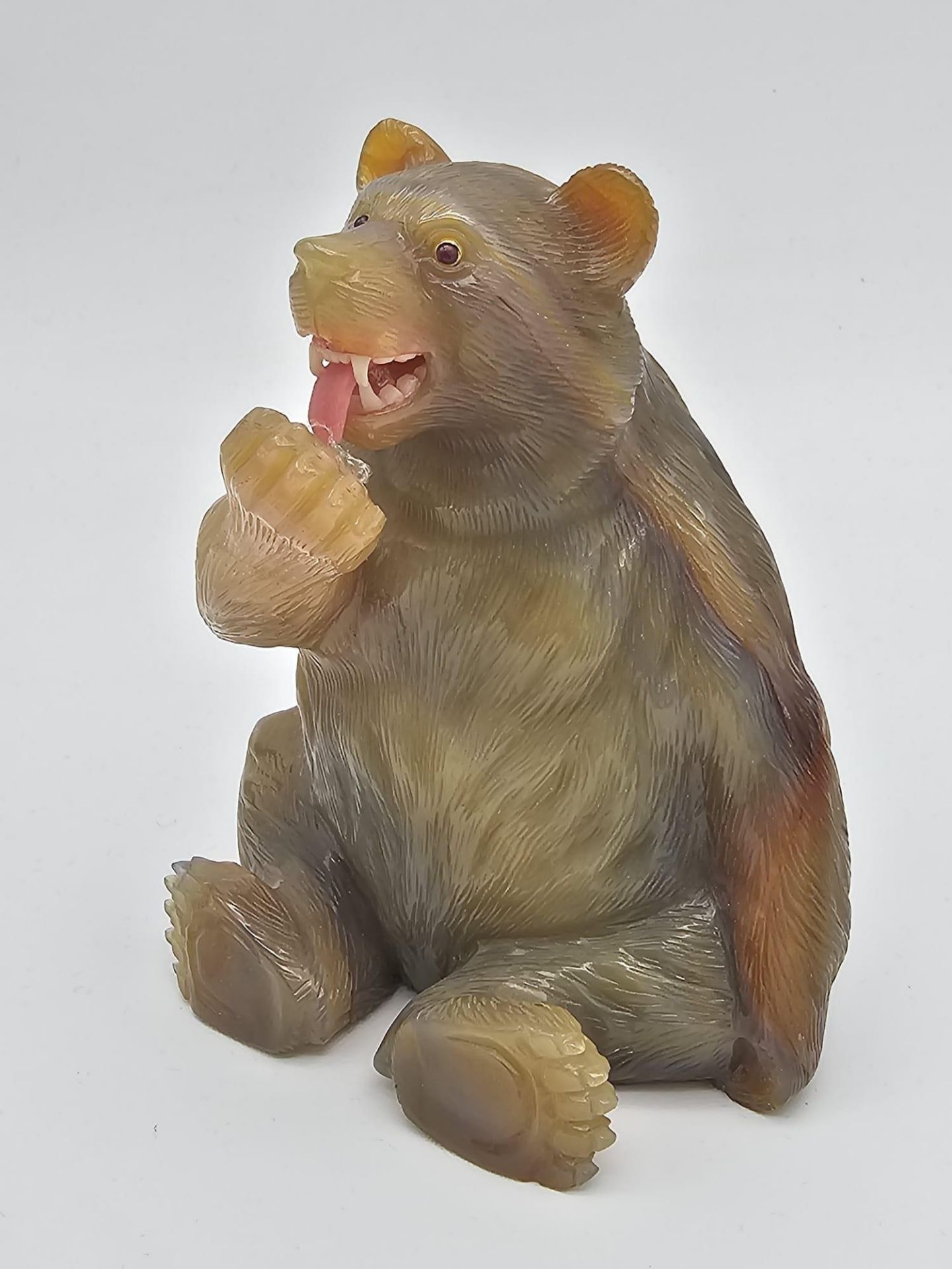 A Rare Russian, Hardstone Agate, Gold ,Jade and Ruby eyed Bear. Hardstone carving of a seated bear - Image 3 of 11