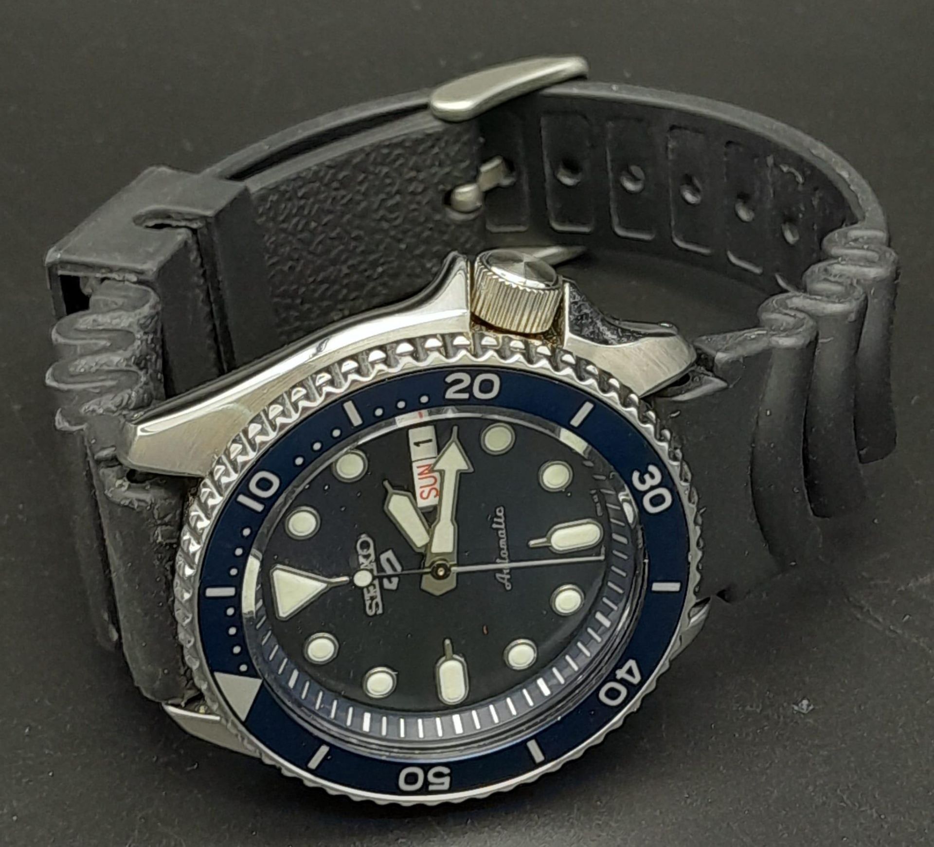 A Vintage Seiko Automatic Gents Watch. Black rubber strap. Stainless steel case with movable bezel - - Image 4 of 11