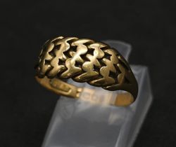 An Antique 18K Yellow Gold Keeper Ring. Size N. 4.06g weight.