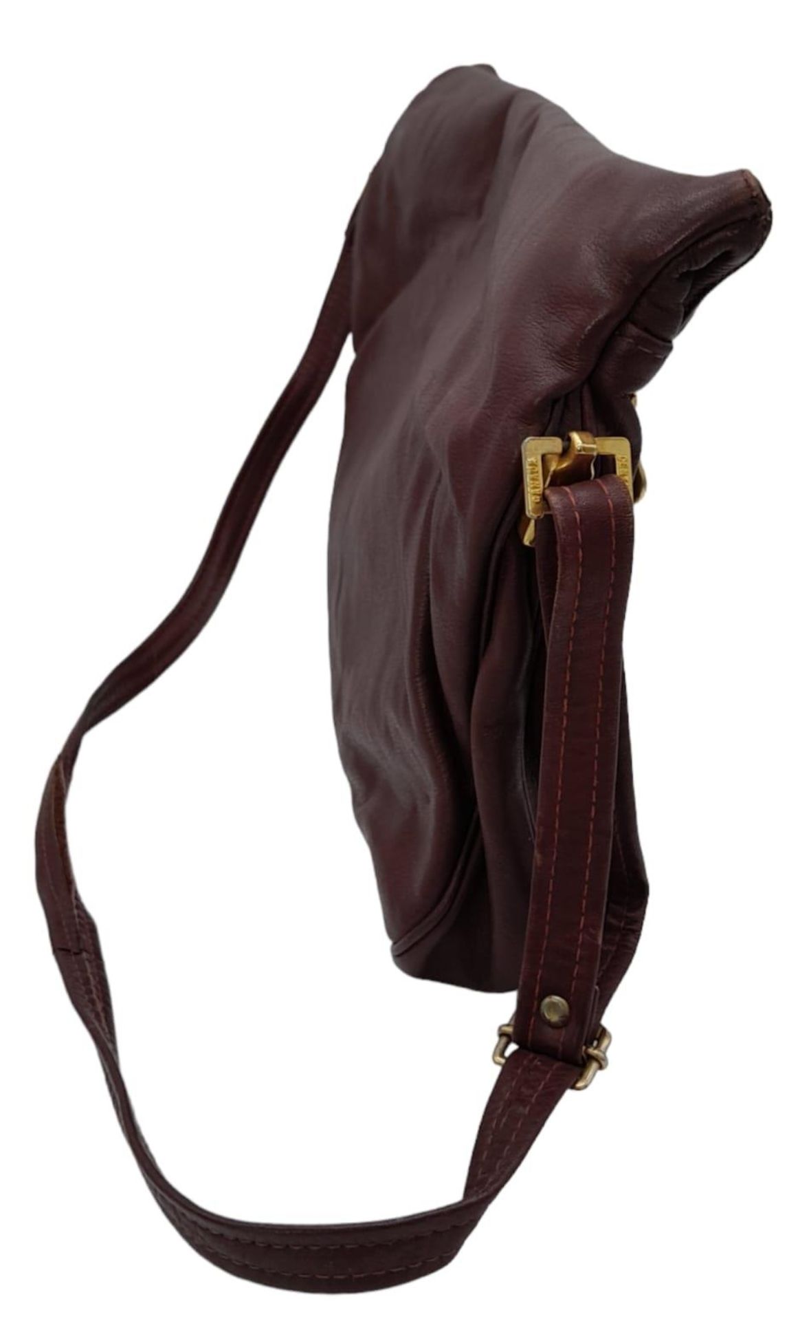 A Vintage Burgundy Leather Handbag. Burgundy leather with large exterior pocket. Gilded touches. - Image 3 of 9