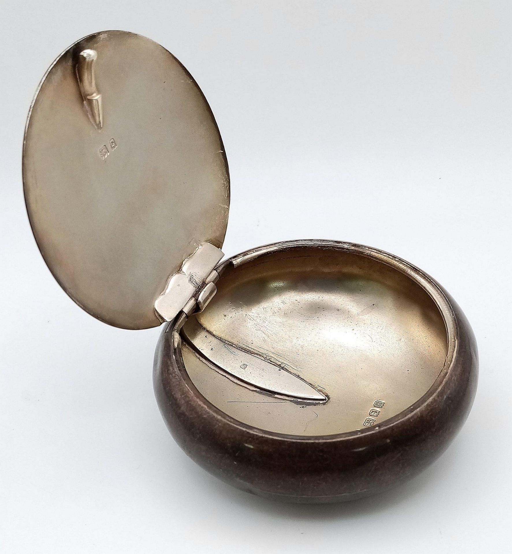 A vintage, sterling silver tobacco or snuff, round box. Dimensions: 72 x 72 x 32 mm, weight: 80.4 g.