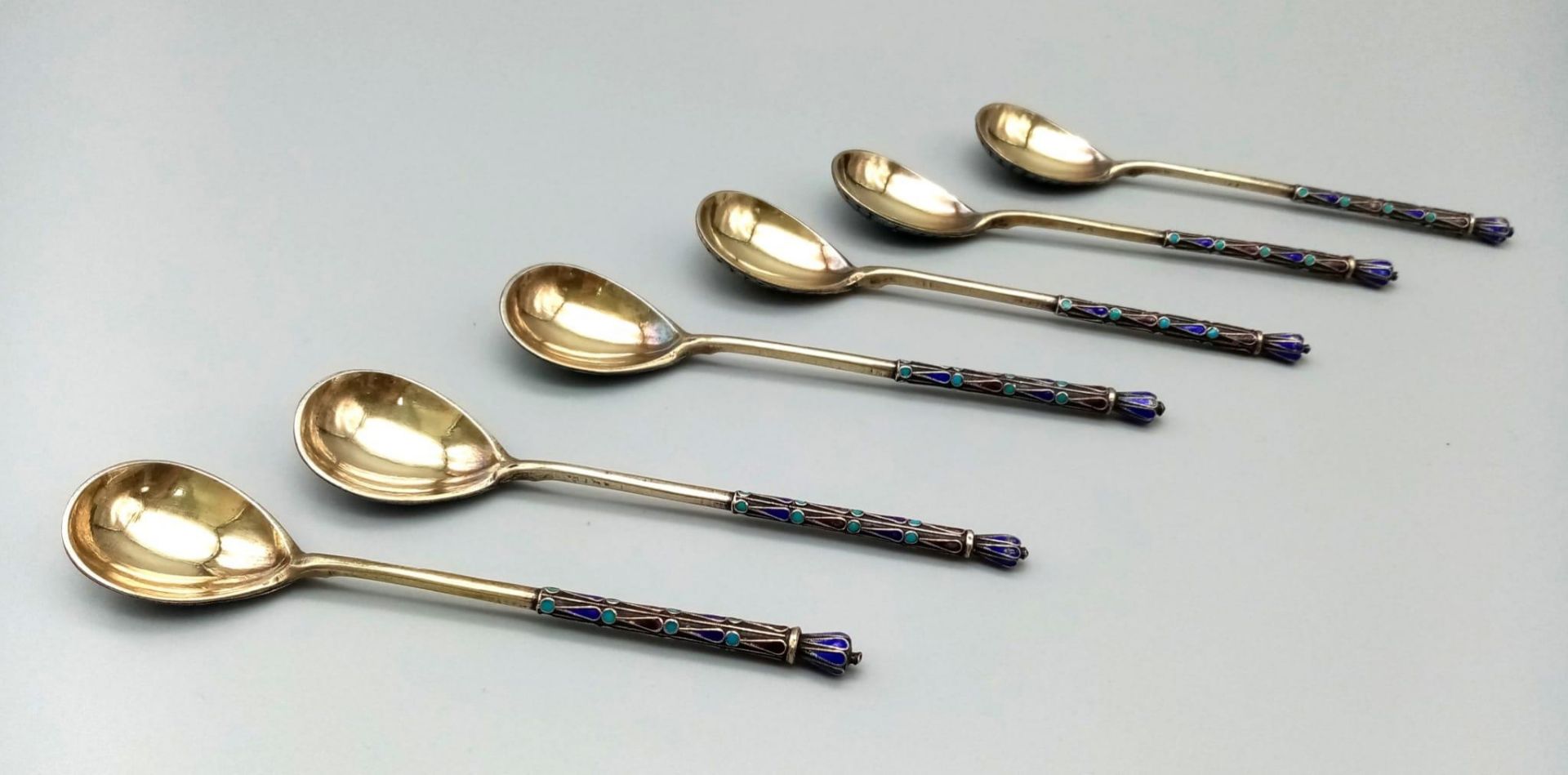 Six silver gilt Russian cloisonné enamel decorated teaspoons with original case. A beautiful set - Bild 5 aus 10