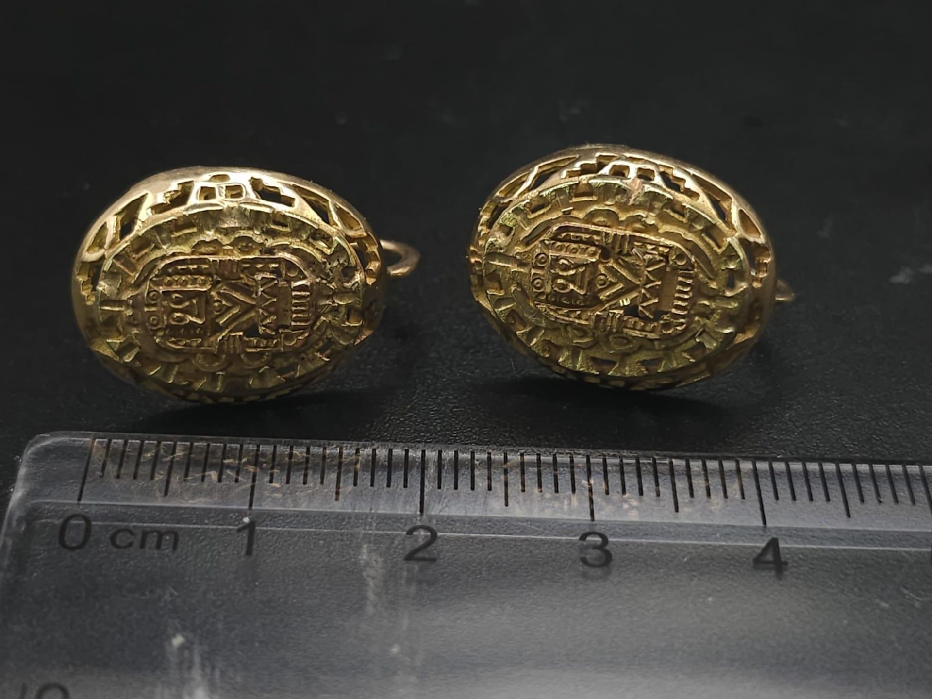 A Pair of 14K Yellow Gold Decorative Indian Earrings. Filigree and pierced decoration. Screw - Image 16 of 17