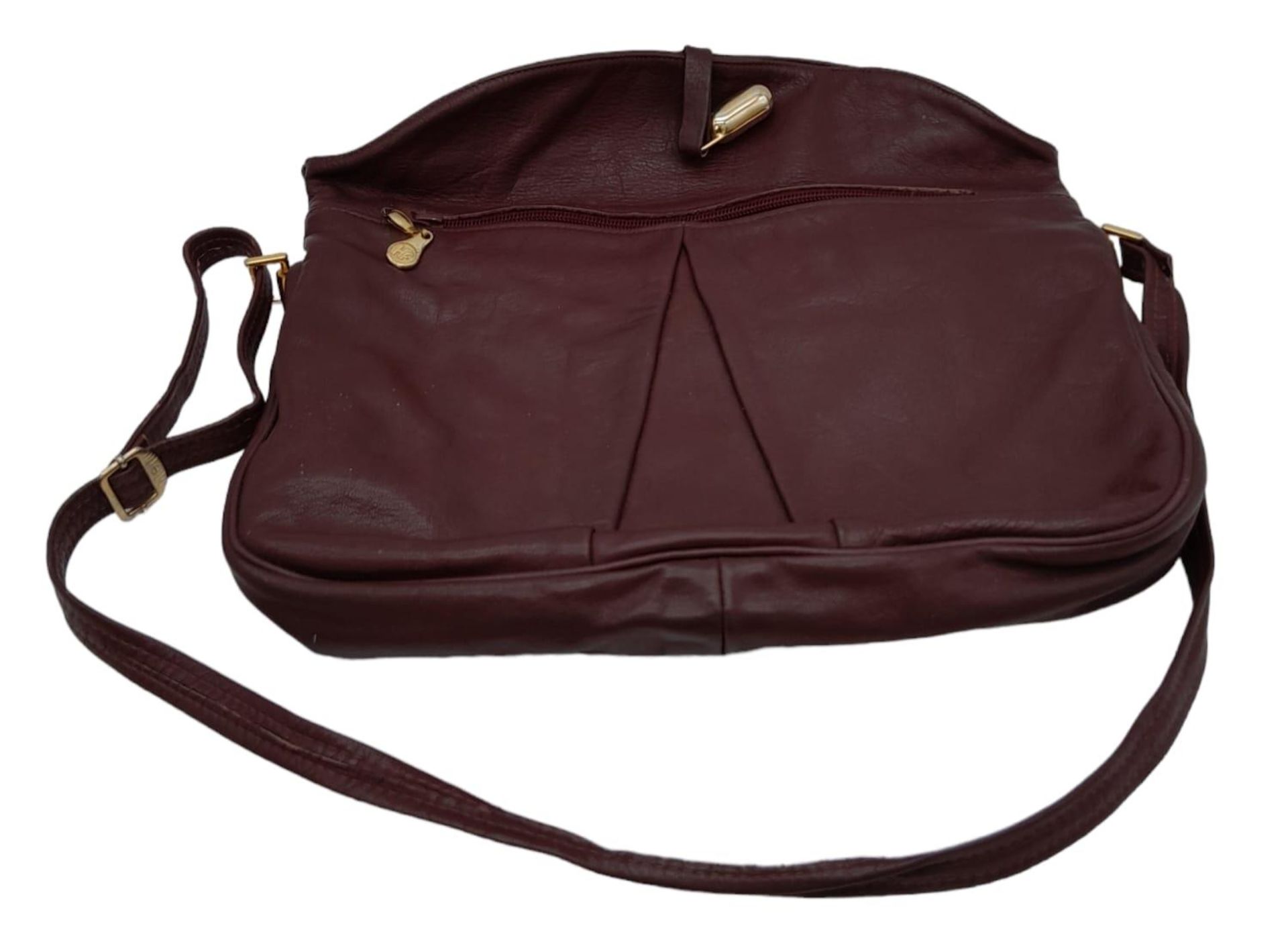 A Vintage Burgundy Leather Handbag. Burgundy leather with large exterior pocket. Gilded touches. - Image 6 of 9