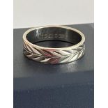 9 carat WHITE GOLD BAND with chased leaf design. Full UK hallmark. Complete with ring box. 2.7