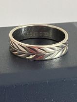 9 carat WHITE GOLD BAND with chased leaf design. Full UK hallmark. Complete with ring box. 2.7