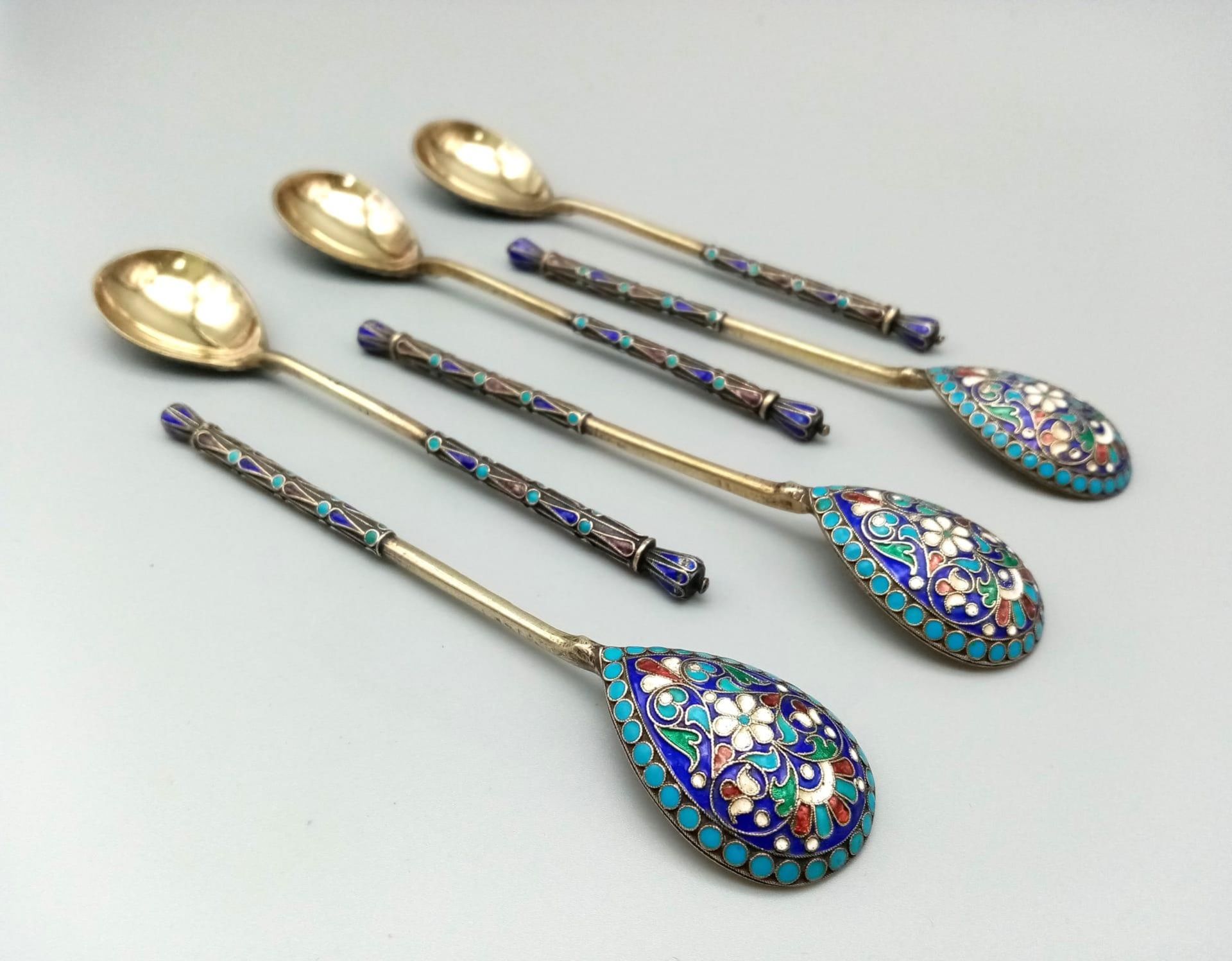 Six silver gilt Russian cloisonné enamel decorated teaspoons with original case. A beautiful set - Bild 2 aus 10