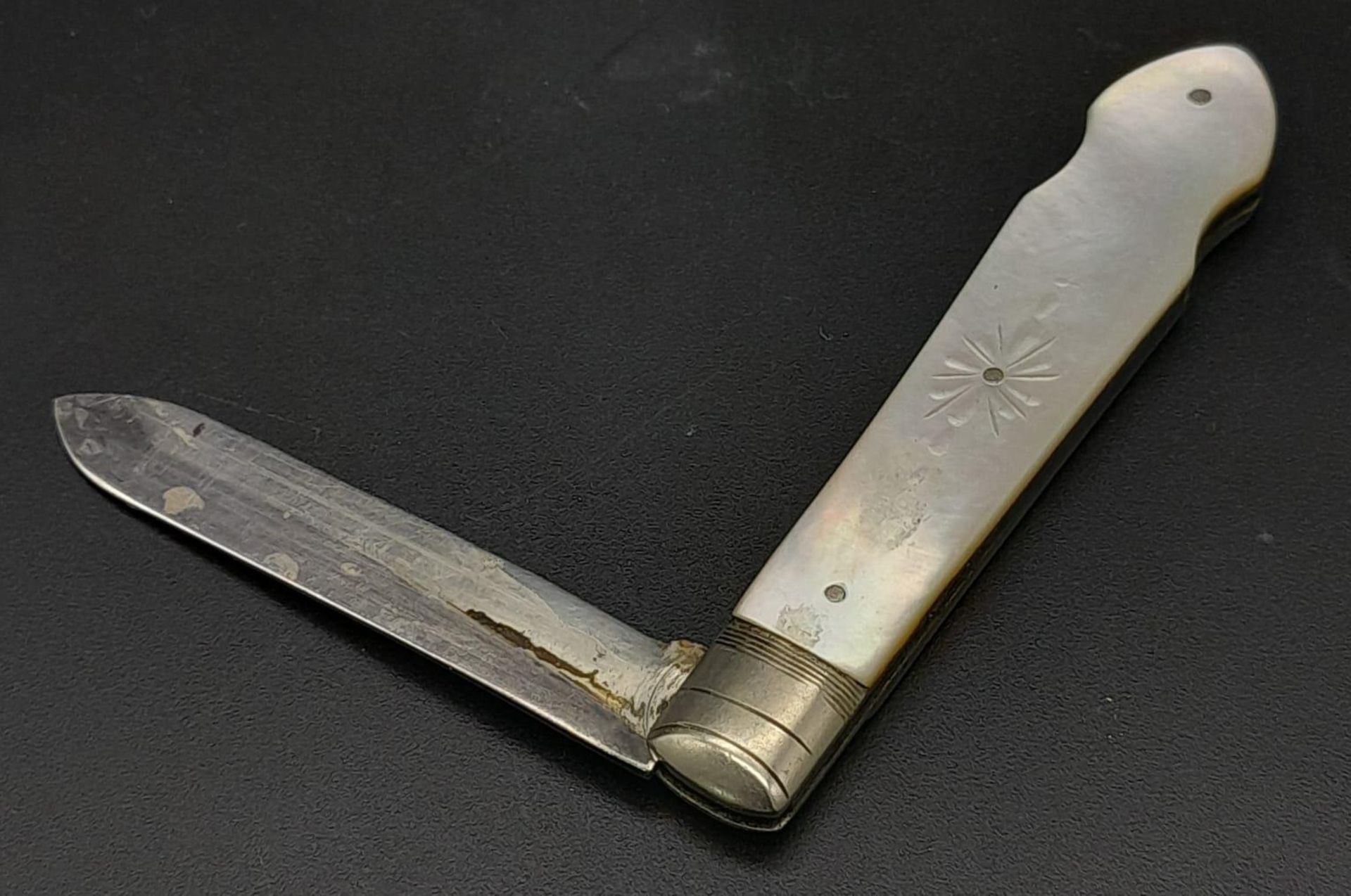 An Antique Sterling Silver Fruit Knife With Mother of Pearl Handle. Hallmarks for Sheffield 1923. - Bild 3 aus 5