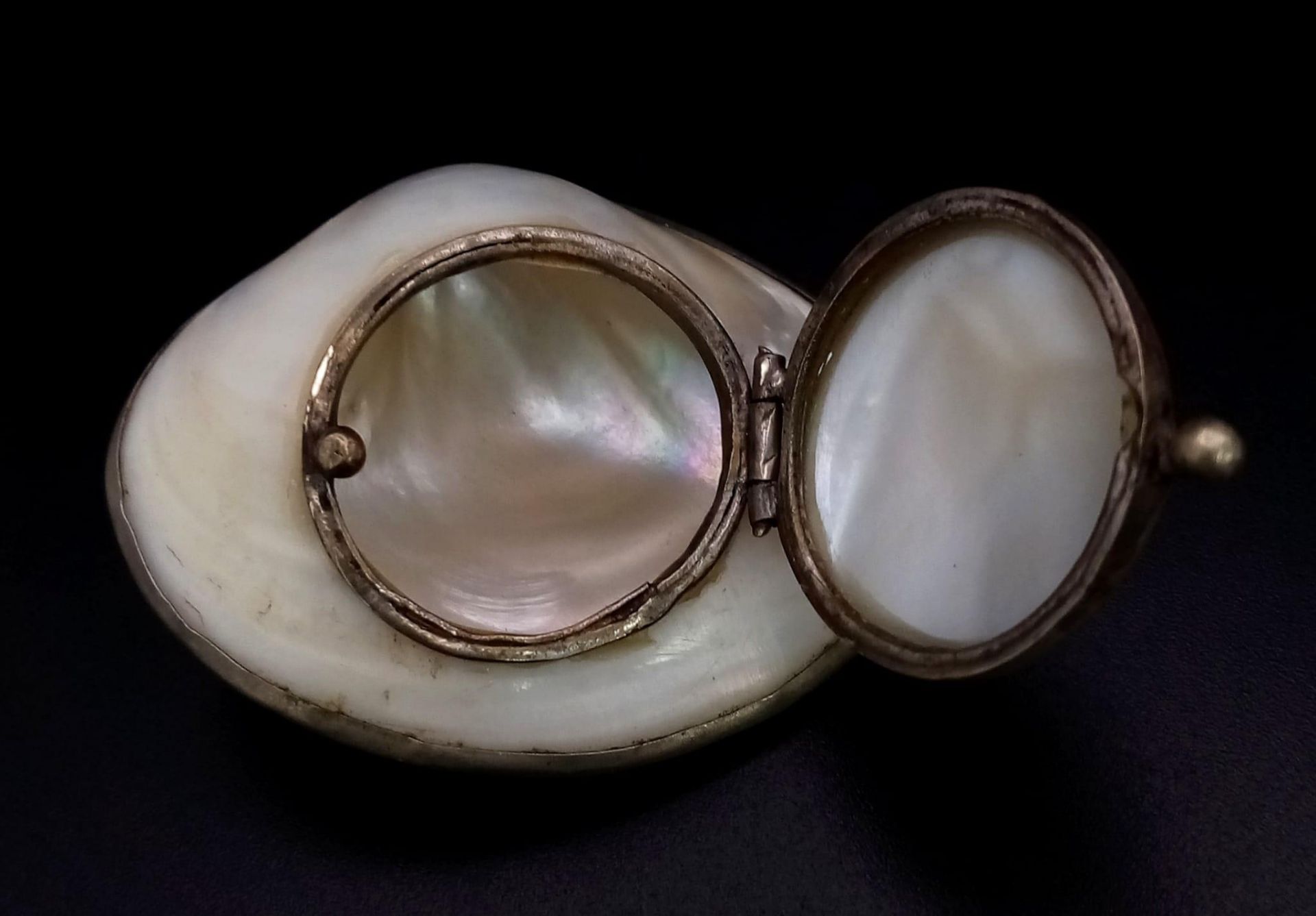 A rare, antique, probably Victorian, pill box pendant made of mother of pearl and silver. - Bild 2 aus 3