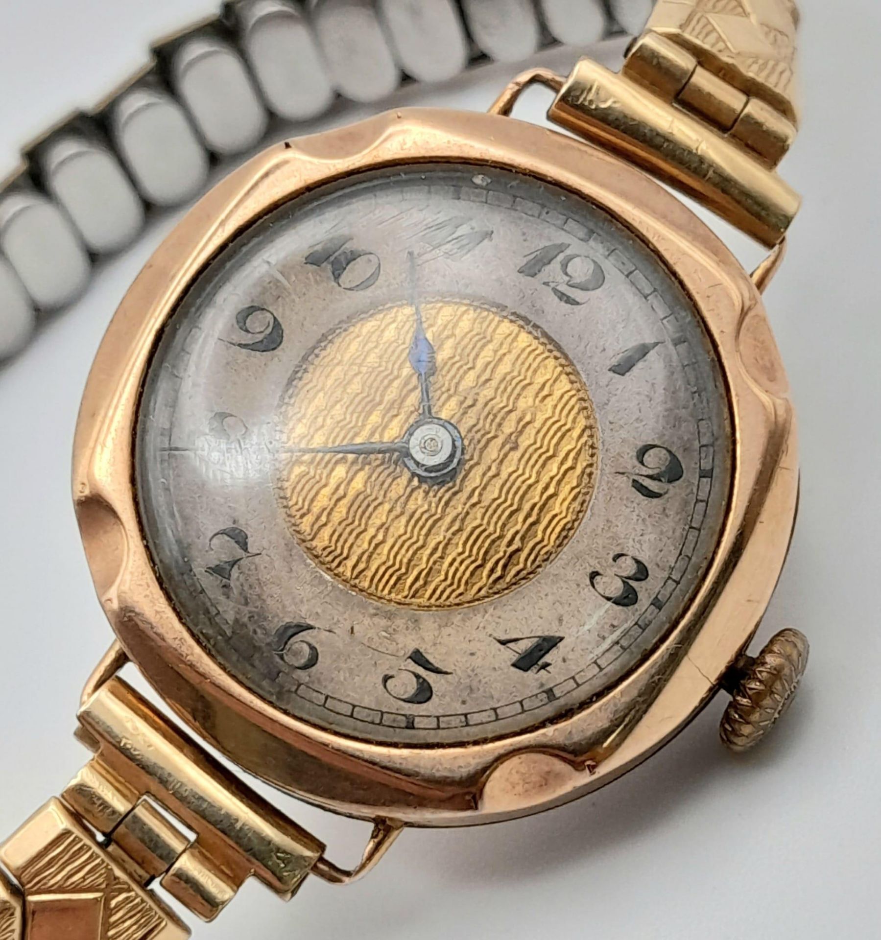 A Vintage 9K Gold Ladies Watch. Expandable gilded bracelet. 9K gold case - 26mm. Gilded dial with - Image 4 of 4