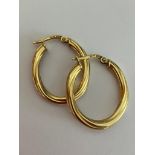 9 carat YELLOW GOLD HOOP EARRINGS in Classic textured design. 1.40 grams. 2.5 x 2.0 cm.