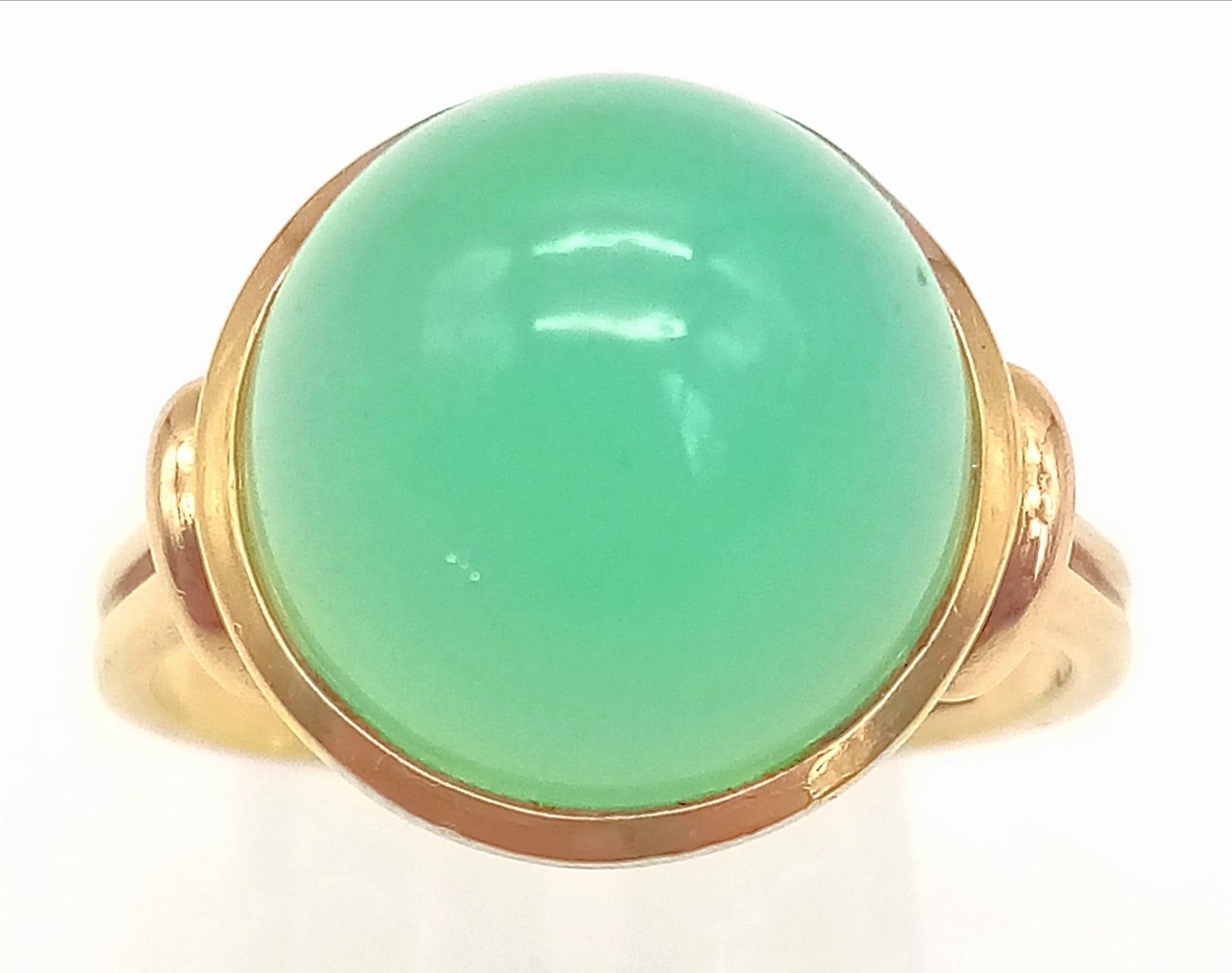 An 18k Yellow Gold Green Jade Cabochon Ring. A mesmerising dome of luscious pale green jade. Size - Bild 2 aus 4