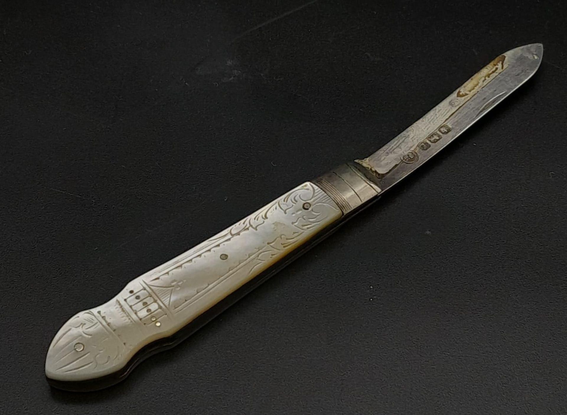 An Antique Sterling Silver Fruit Knife With Mother of Pearl Handle. Hallmarks for Sheffield 1923. - Bild 2 aus 5