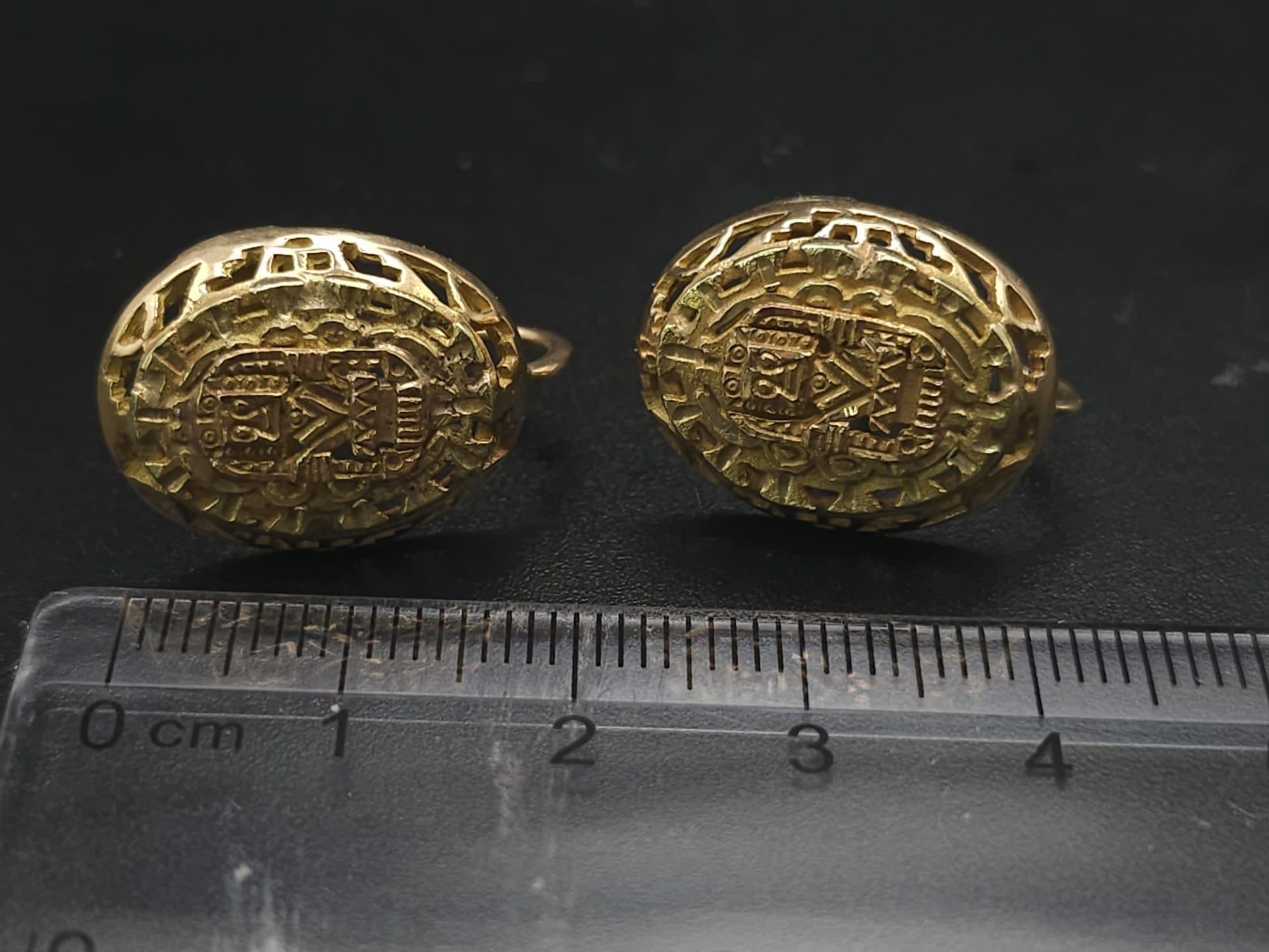 A Pair of 14K Yellow Gold Decorative Indian Earrings. Filigree and pierced decoration. Screw - Image 17 of 17