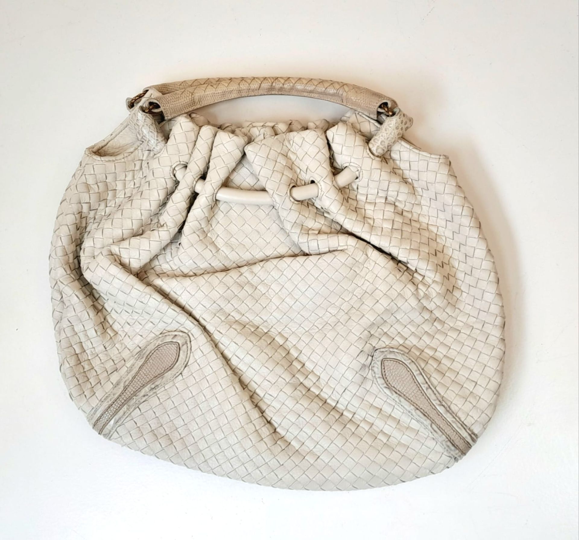 A BOTTEGA VENETA SOFT CREAM LEATHER HOBO BAG. COMES WITH INTERIOR ZIPPED COMPARTMENT AND PHONE - Image 2 of 5