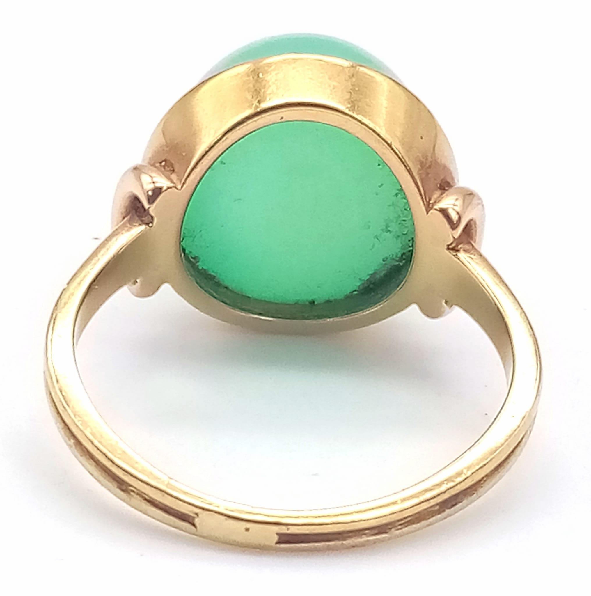 An 18k Yellow Gold Green Jade Cabochon Ring. A mesmerising dome of luscious pale green jade. Size - Bild 3 aus 4