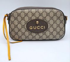 A GUCCI GG Supreme Messenger Bag. Comes with detachable strap. W25cm x H15cm x D7cm. In good