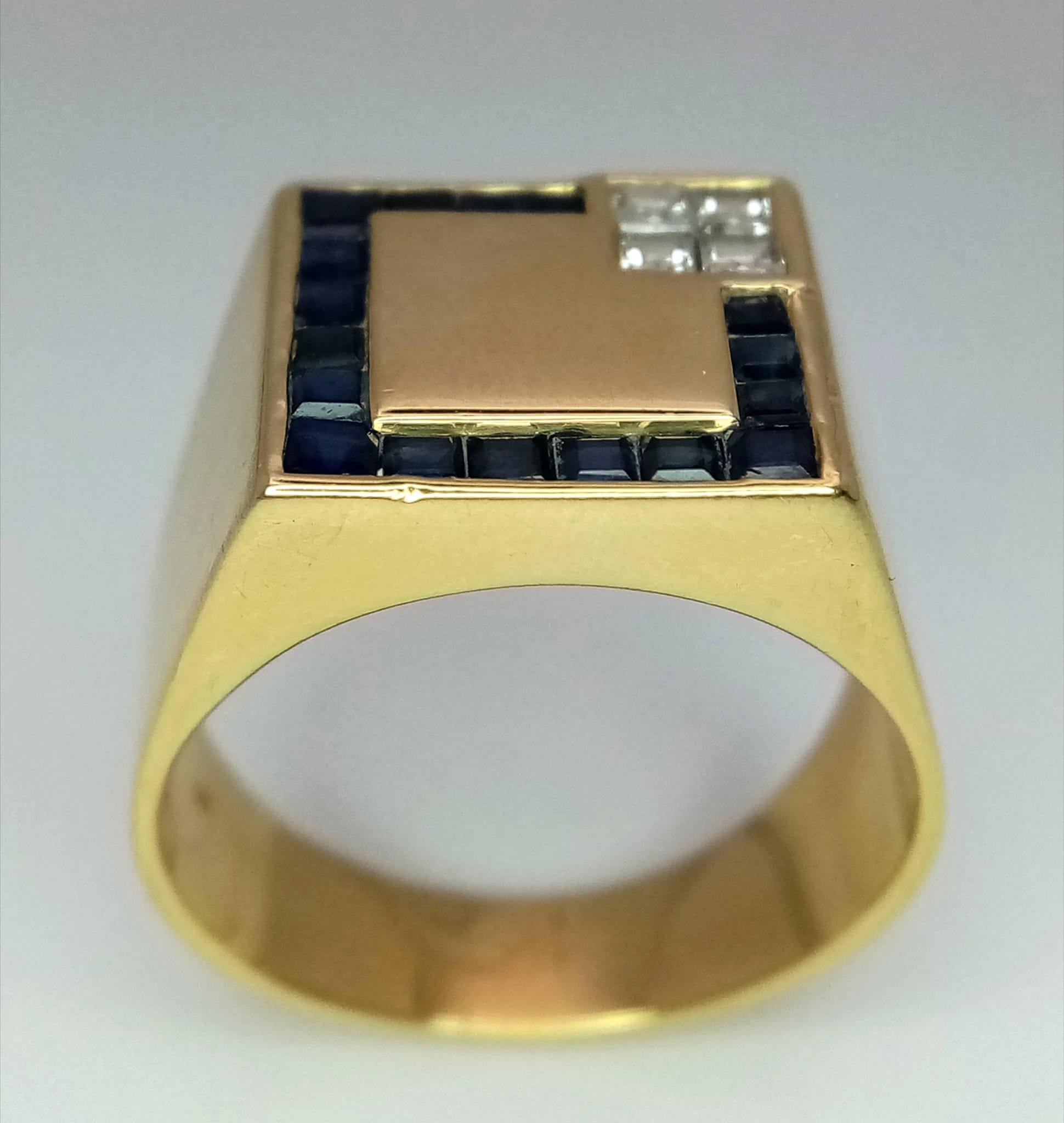 A gents, 18 K yellow gold cygnet ring with square cut blue sapphires and diamonds, size: W, - Image 4 of 7