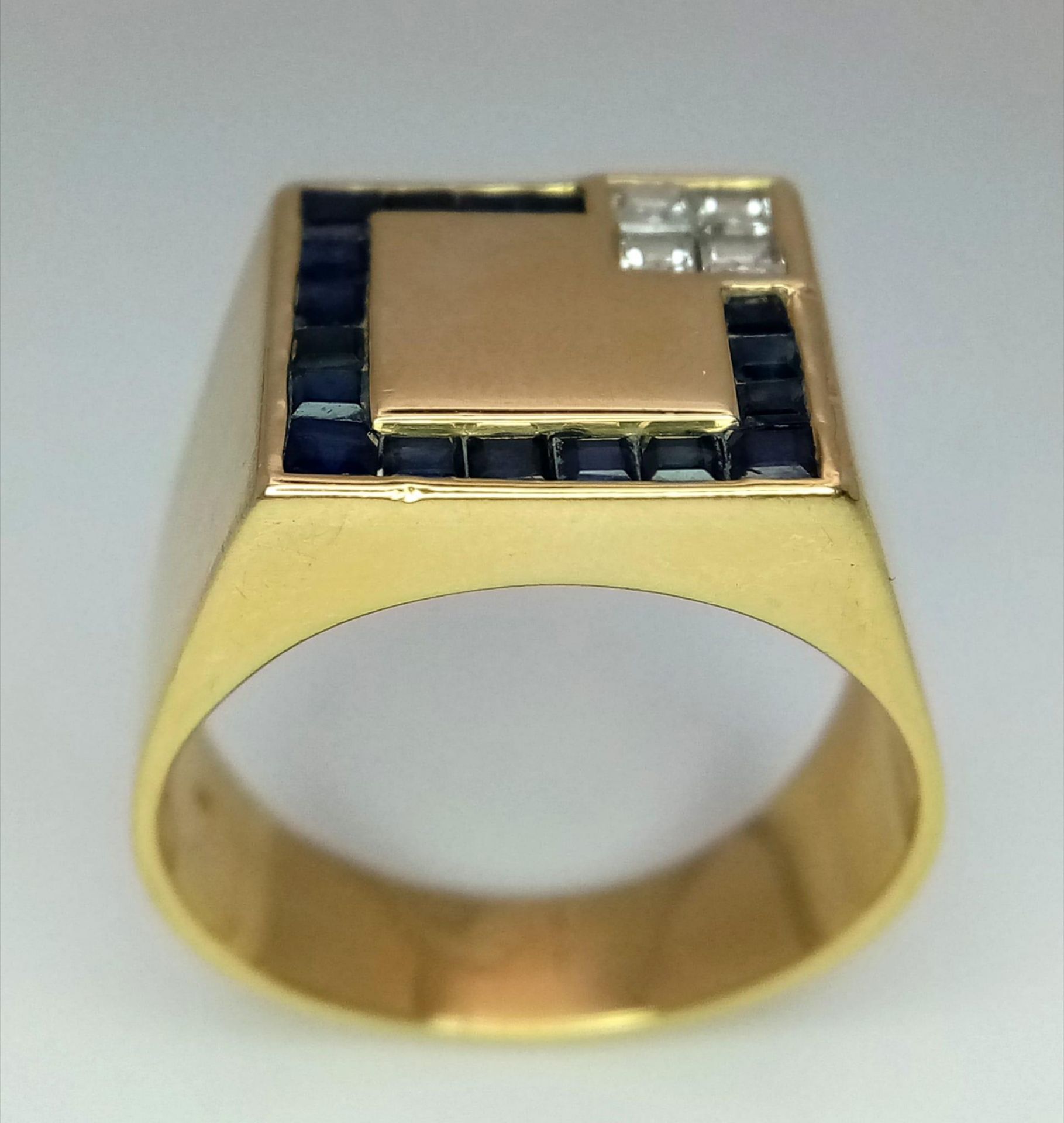 A gents, 18 K yellow gold cygnet ring with square cut blue sapphires and diamonds, size: W, - Bild 4 aus 7