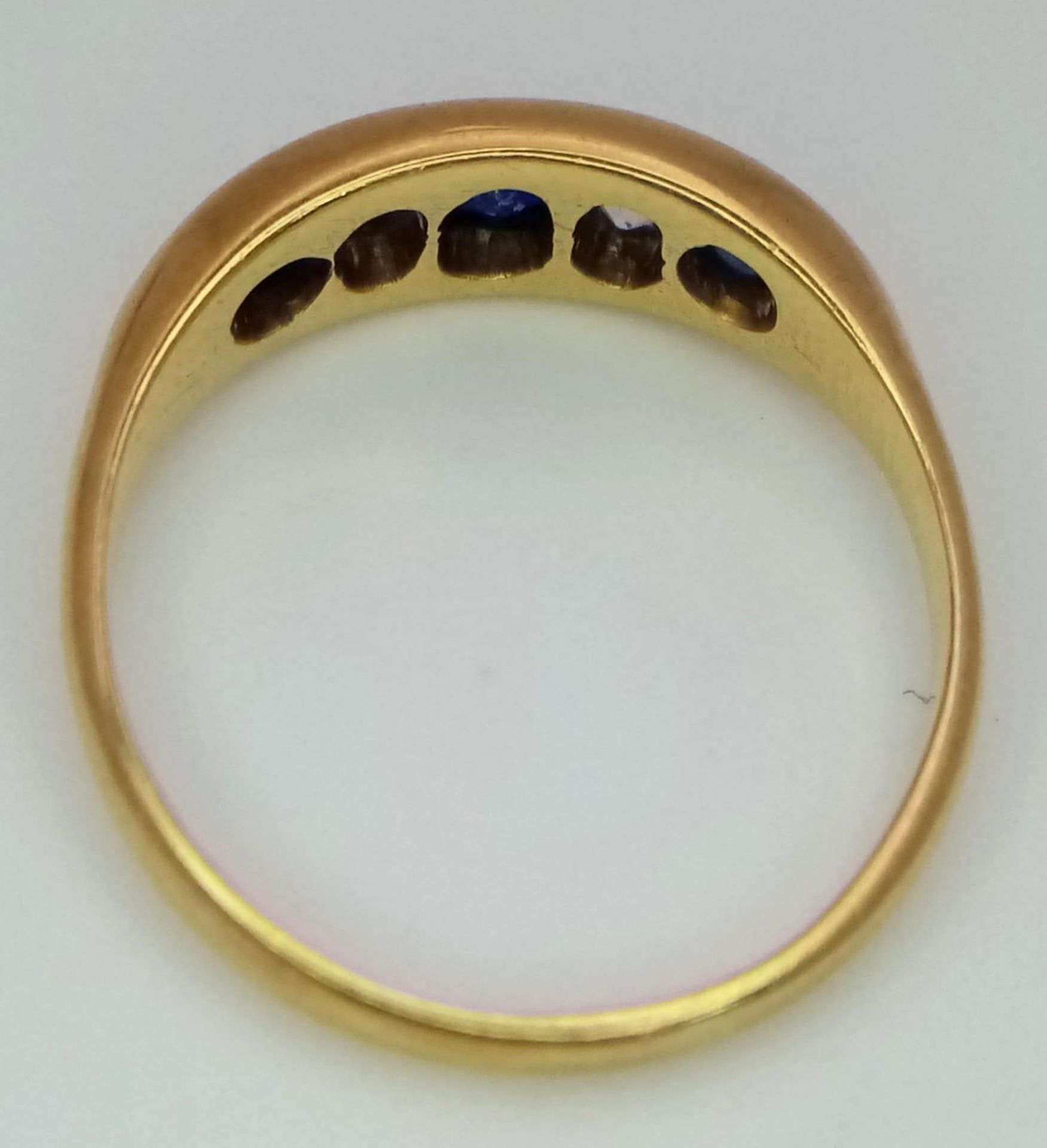 A Vintage 18K Yellow Gold Diamond and Sapphire Five-Stone Ring. Size M. 3.3g total weight. - Bild 3 aus 4
