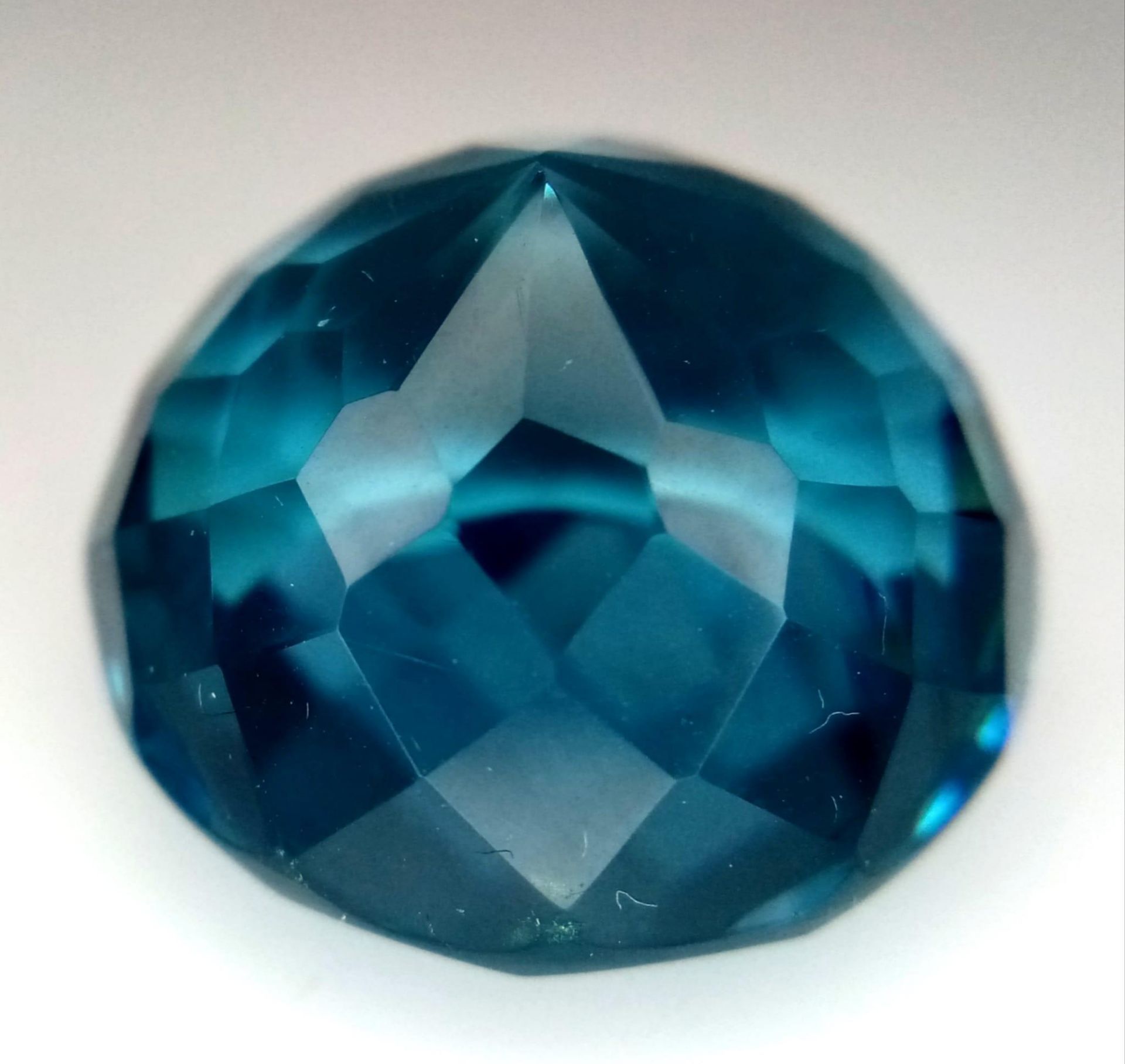 A Beautiful 37ct Round Cut Faceted Aqua Marine Gemstone. Trillion faceted cut base. No visible marks - Bild 3 aus 4