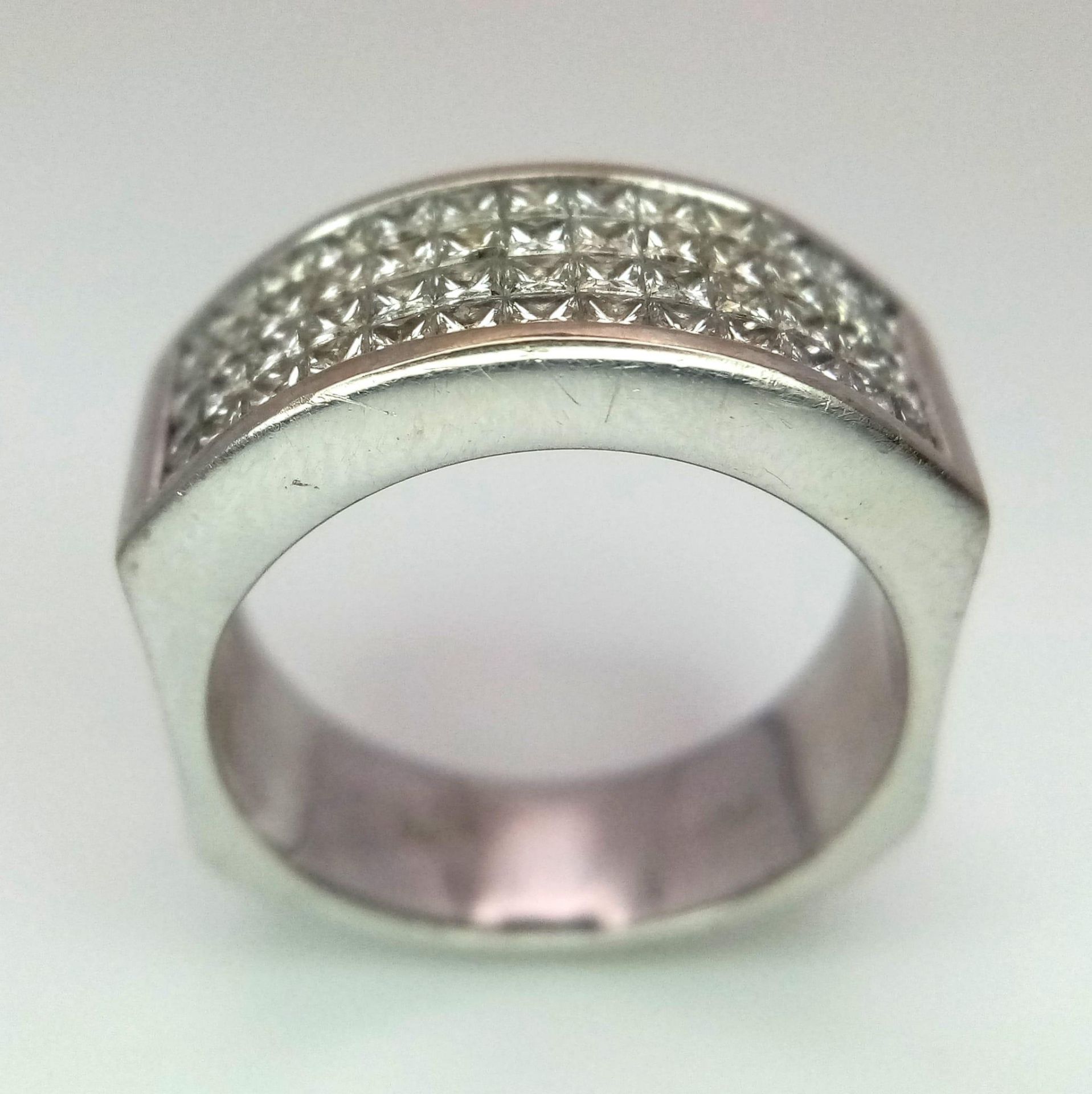 An 18 K white gold ring with four diamond bands. Size: P, weight: 12.3 g. 14272 - Bild 5 aus 7